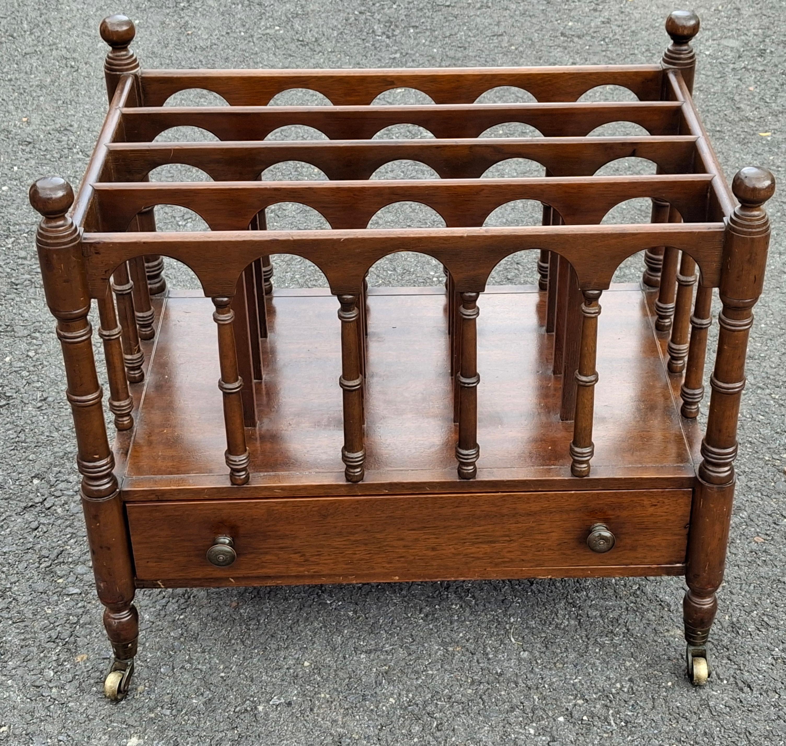 Legno massiccio Canterbury in mogano in stile Chippendale del XIX secolo in vendita