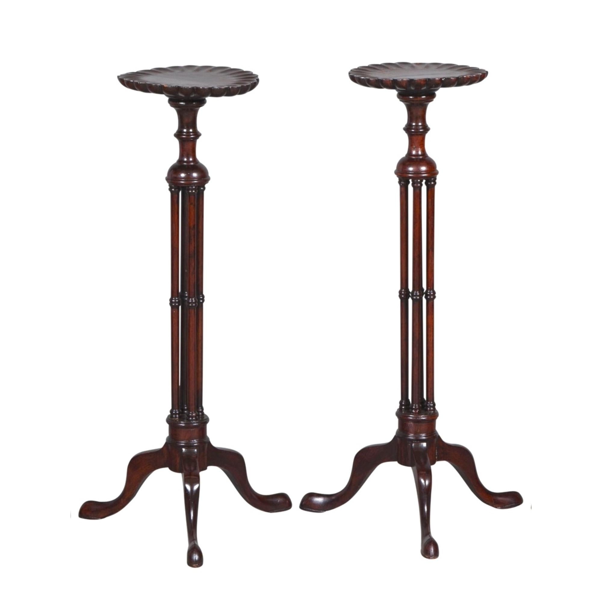 19. Jahrhundert English Chippendale Style Pair Tripod Foot Candle Stand / Pedestal im Angebot 3