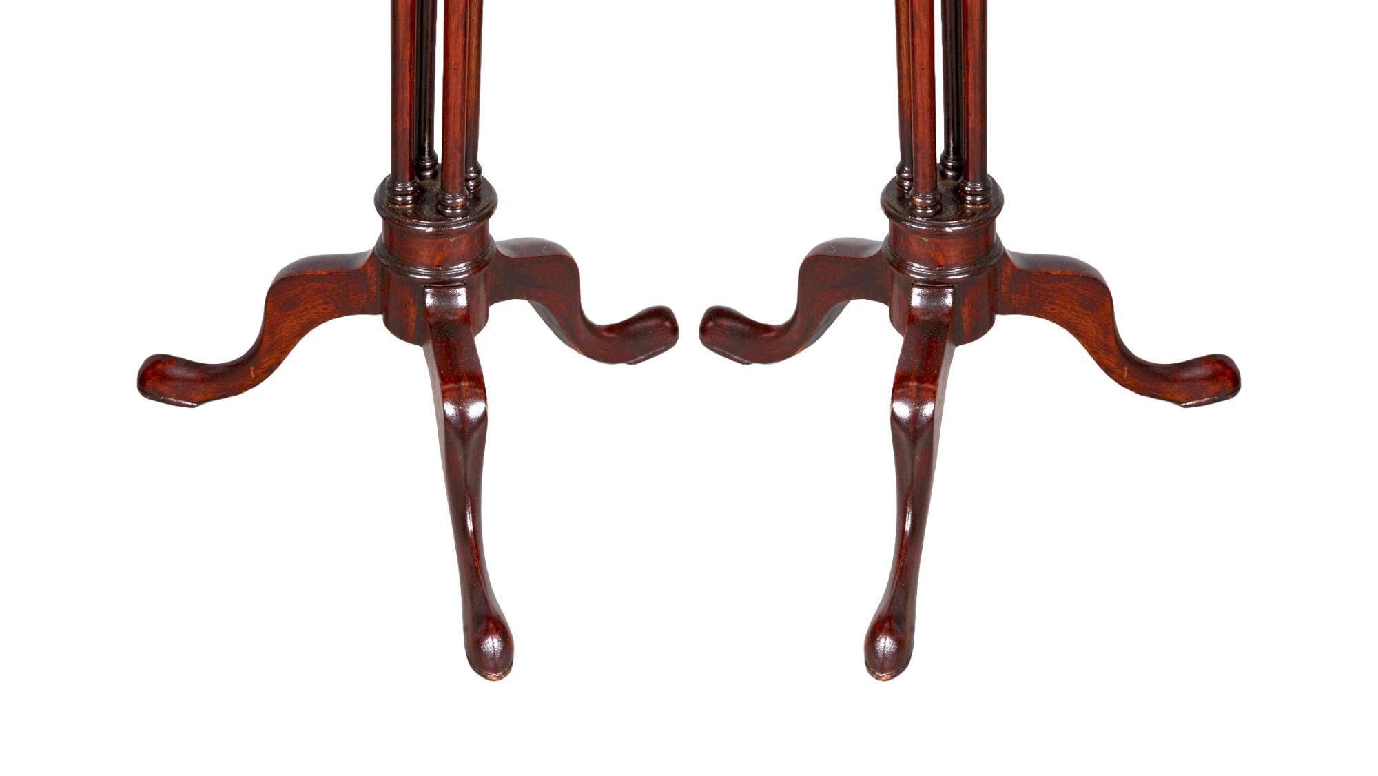 19. Jahrhundert English Chippendale Style Pair Tripod Foot Candle Stand / Pedestal (Handgeschnitzt) im Angebot
