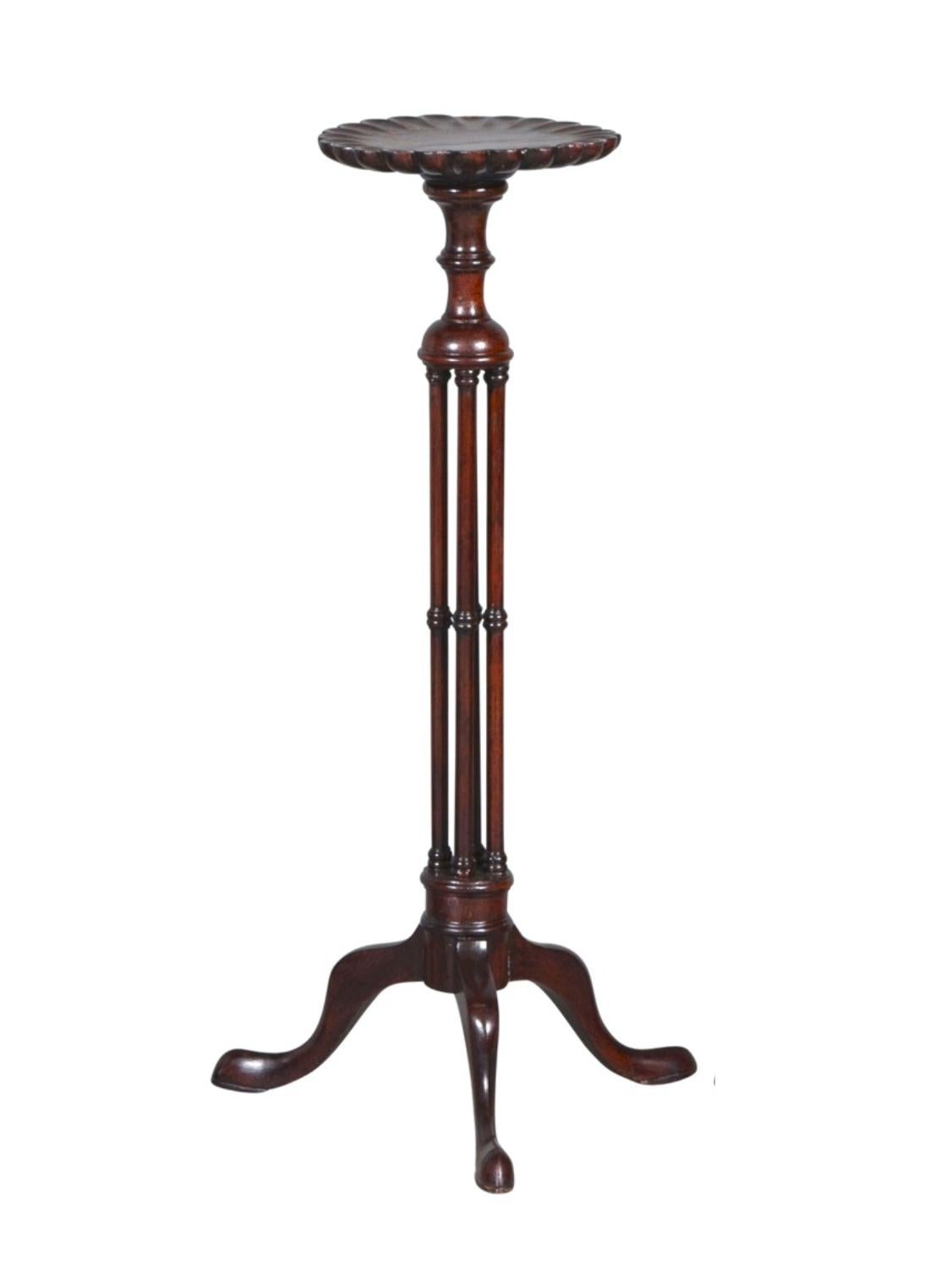 Mid-18th Century 19th Century English Chippendale Style Pair Tripod Foot Candle Stand / Pedestal For Sale