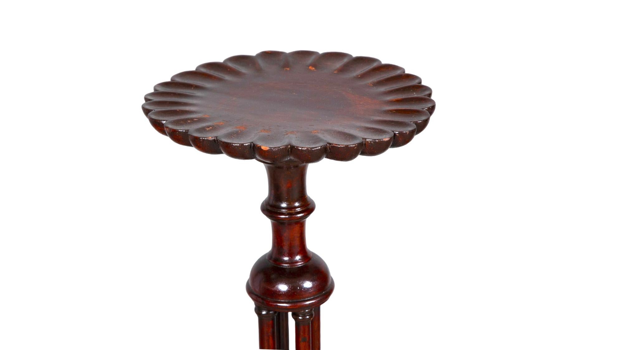 19. Jahrhundert English Chippendale Style Pair Tripod Foot Candle Stand / Pedestal (Mahagoni) im Angebot