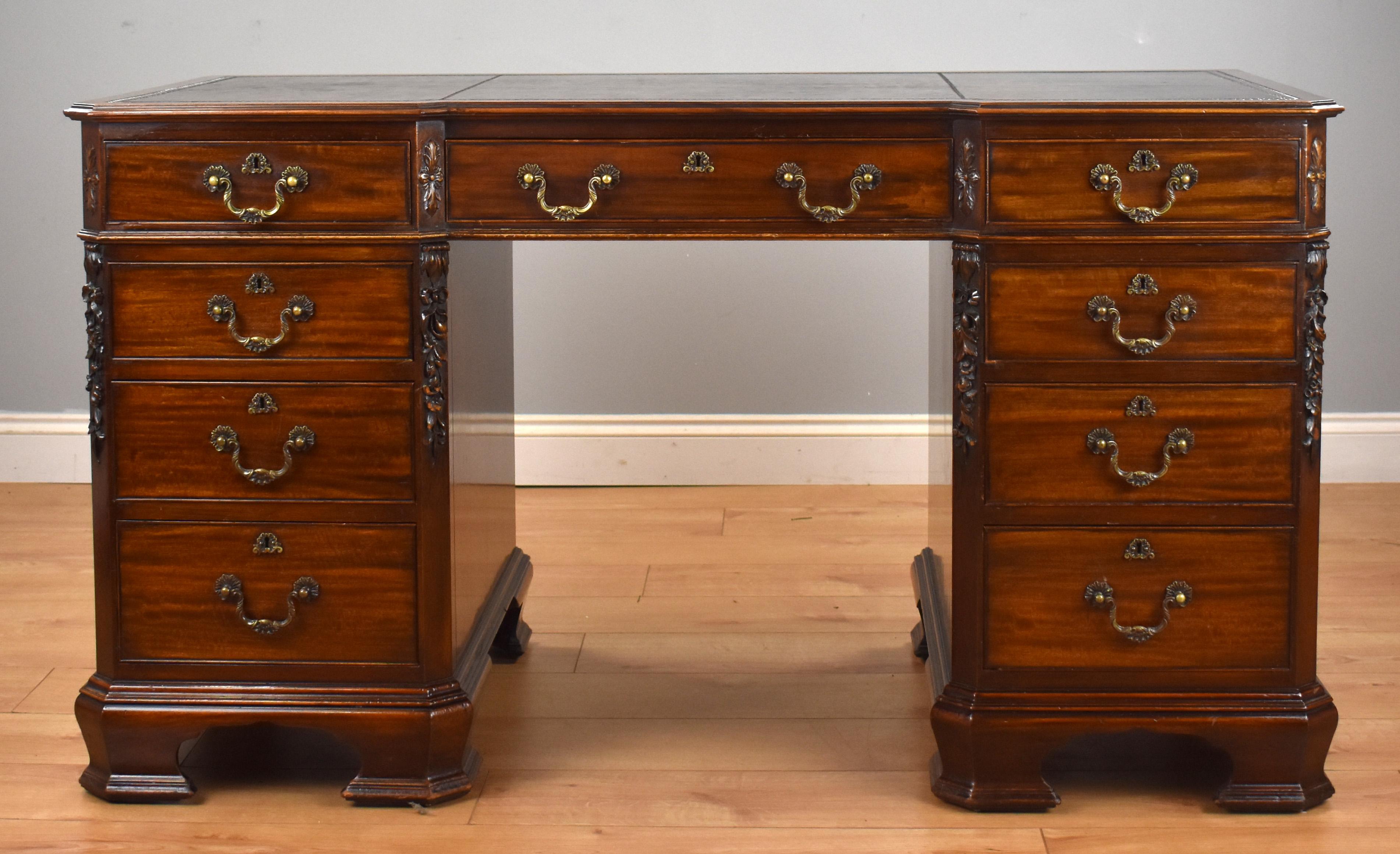 Zum Verkauf steht ein hochwertiger Schreibtisch im Chippendale-Stil aus dem 19. Jahrhundert mit einer braunen Ledereinlage über drei Schubladen in der Platte. Die Platte passt auf zwei Sockel, die jeweils drei abgestufte Schubladen enthalten. Der