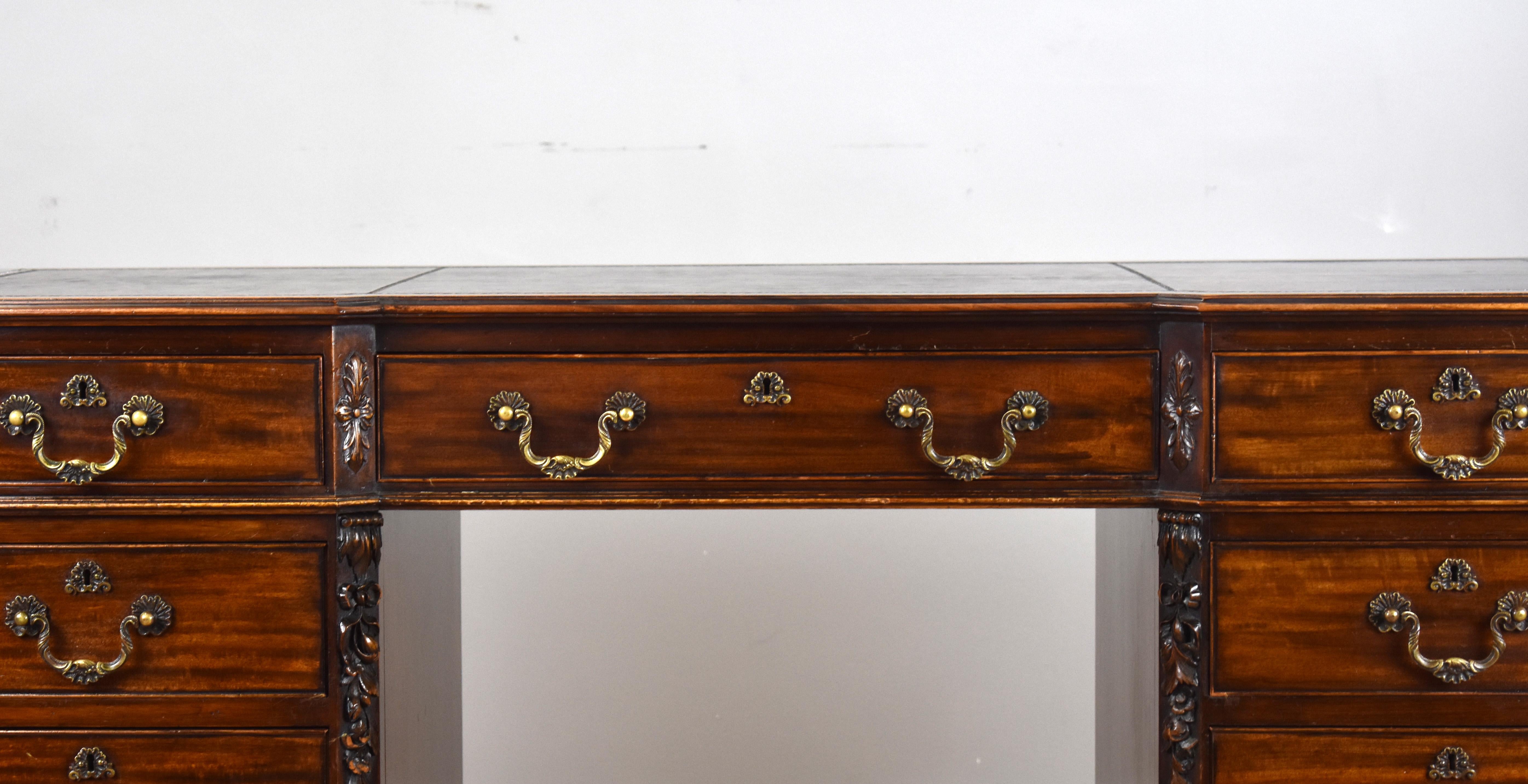 19th Century English Chippendale Style Pedestal Desk In Good Condition For Sale In Chelmsford, Essex