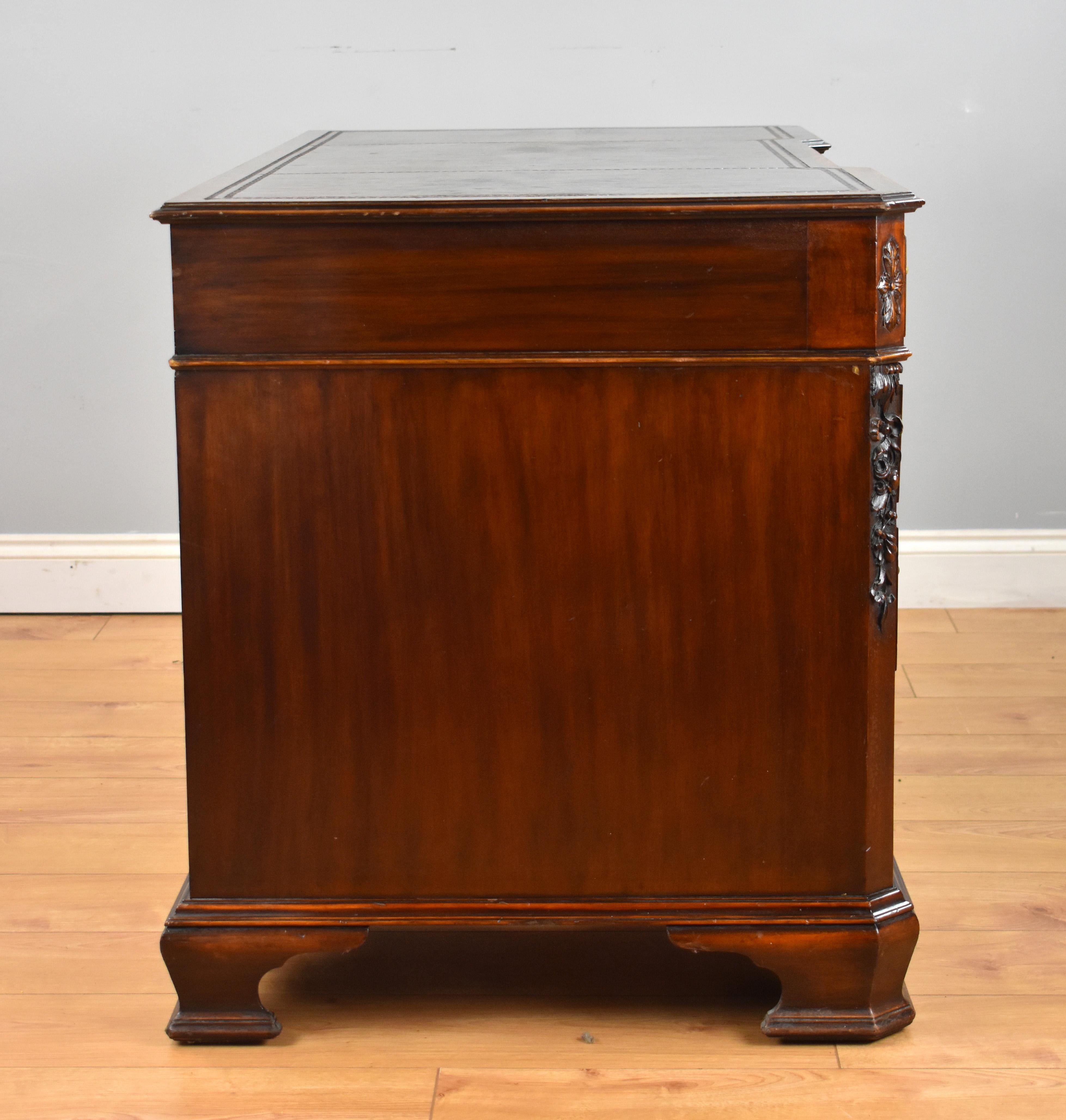 19th Century English Chippendale Style Pedestal Desk For Sale 1