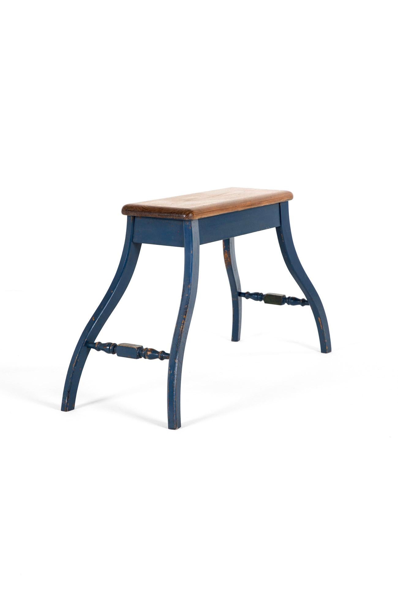 Magnifique exemple de siège d'orgue en pitchpin peint provenant d'une chapelle écossaise.

Le siège en pin, épais et large, présente des coins arrondis et lisses au niveau de la moulure, avec des couleurs et des marques merveilleuses.

La base est