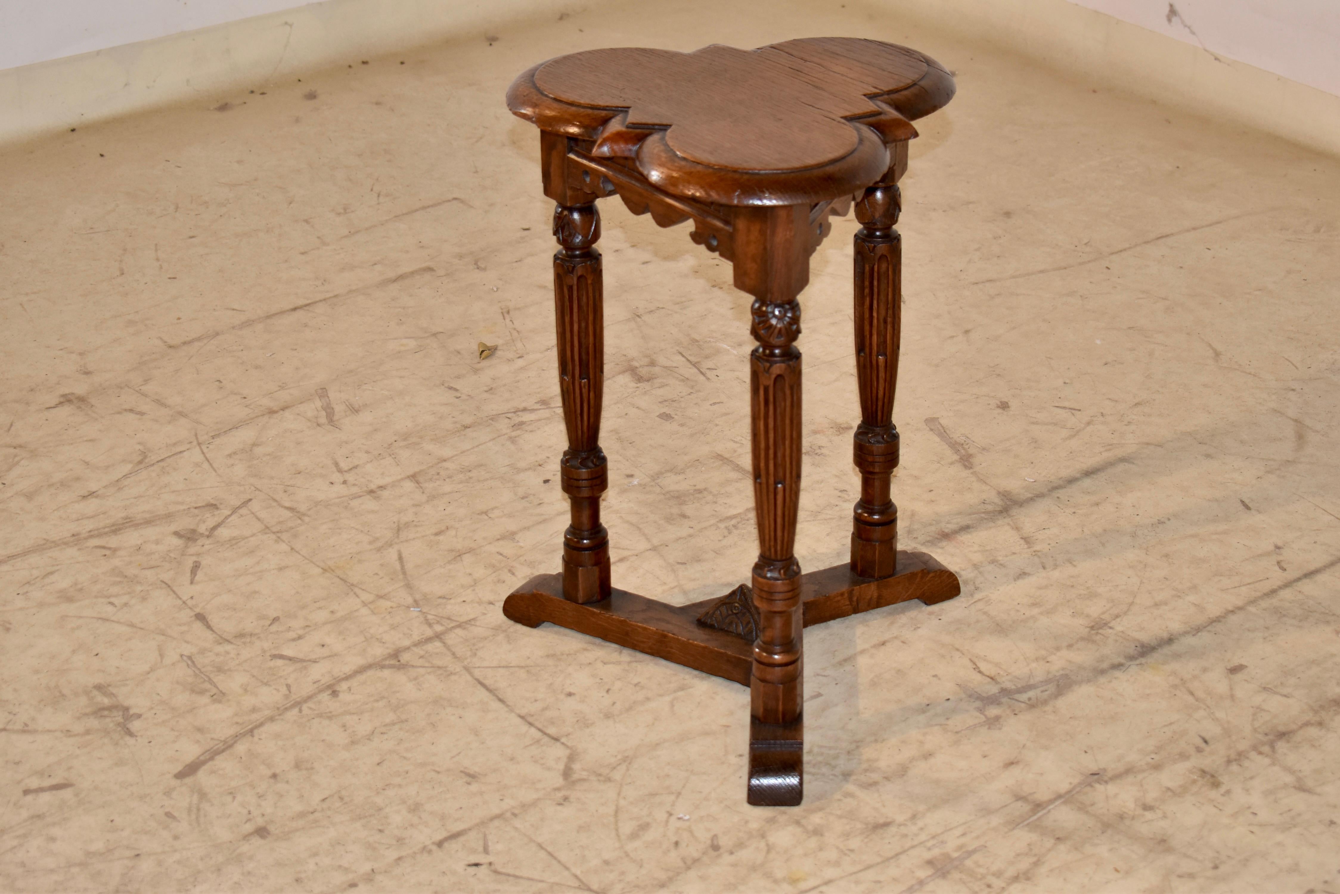 19th Century English Clover Top Oak Side Table en venta 2