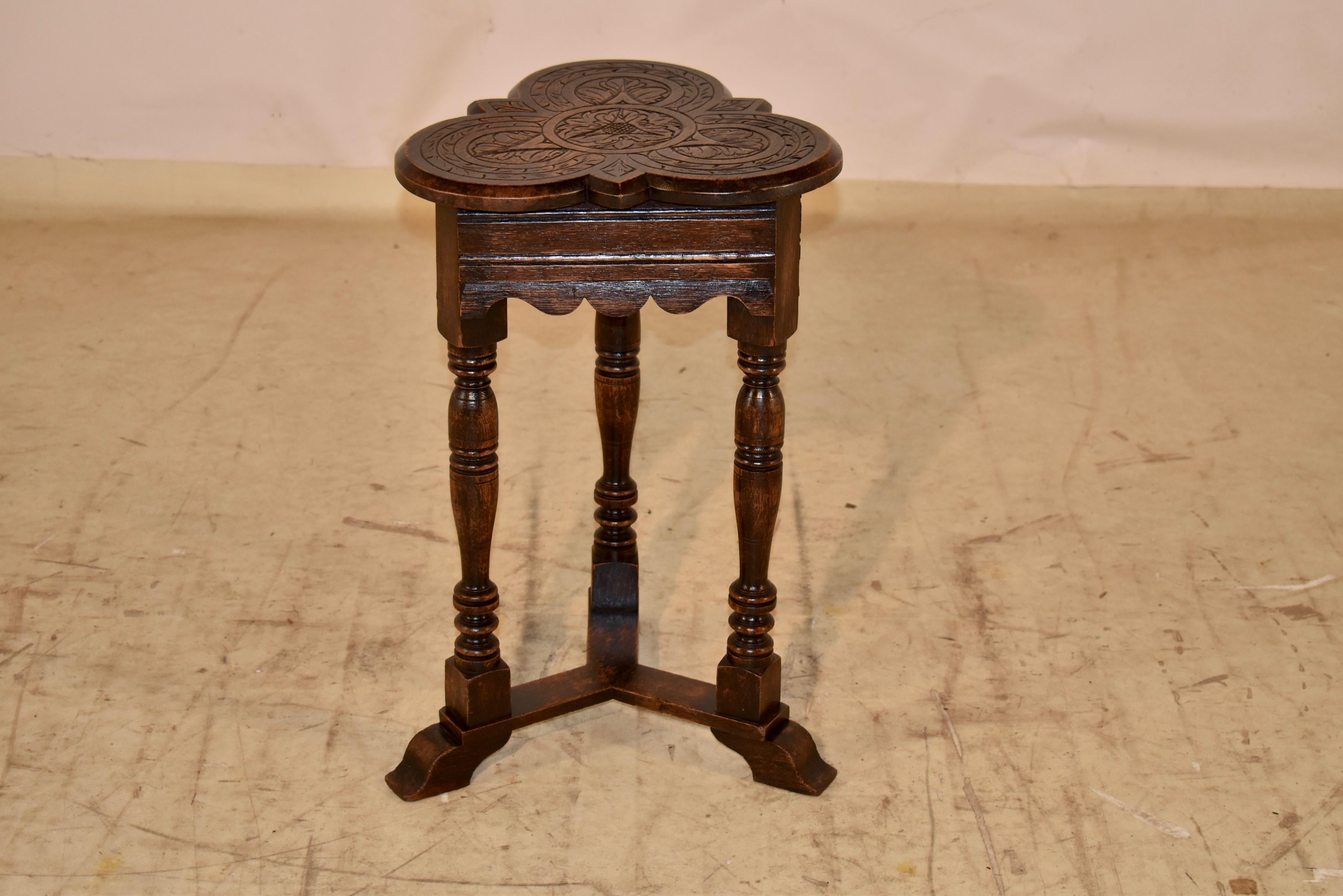 Table d'appoint en chêne anglais du XIXe siècle avec un plateau en forme de trèfle, biseauté sur le pourtour et merveilleusement décoré à la main, se prolongeant par des tabliers festonnés et décorés sur les trois côtés, pour un placement facile