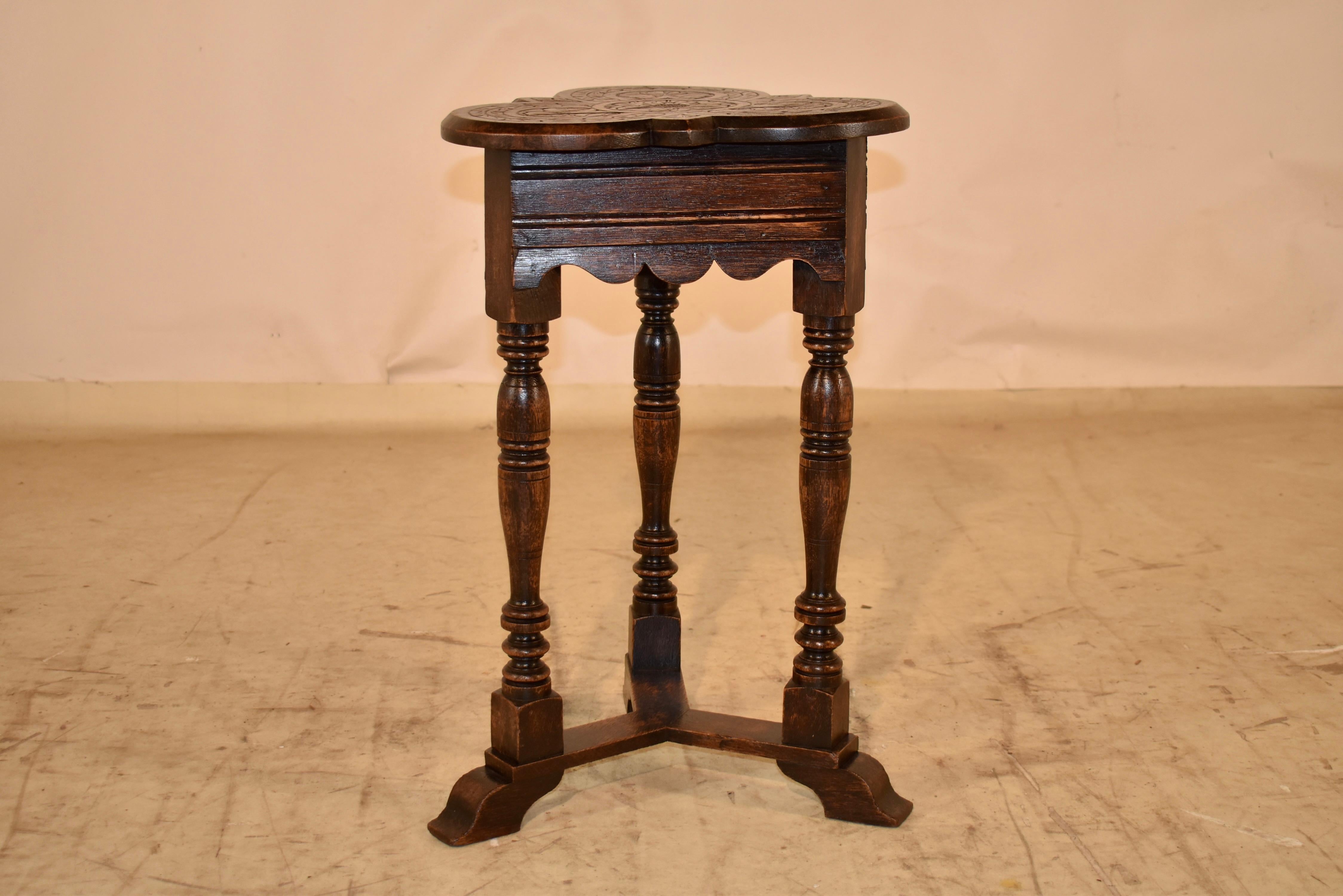 Victorien Table d'appoint en chêne à plateau en forme de trèfle, 19e siècle, Angleterre en vente