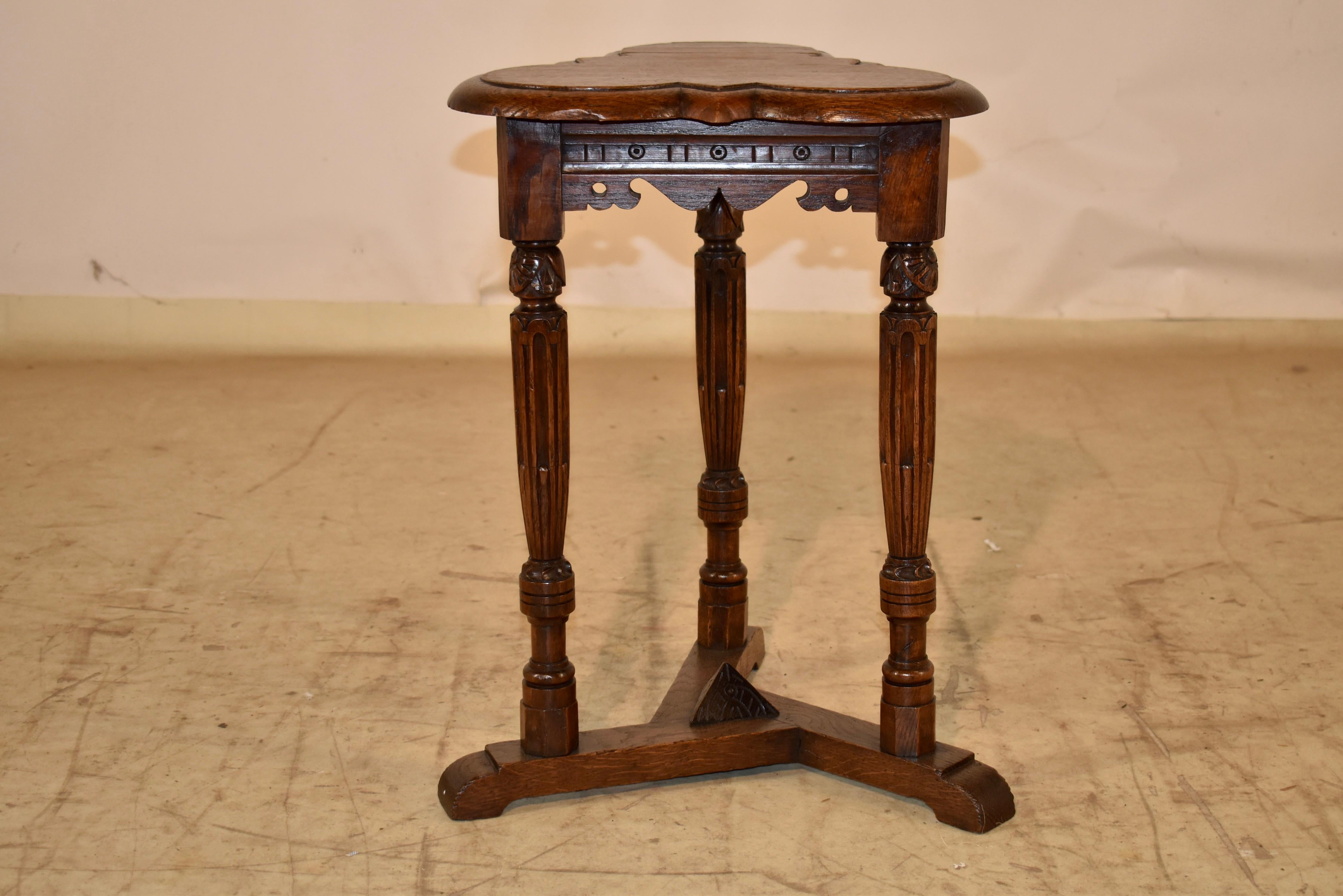 19th Century English Clover Top Oak Side Table Victoriano en venta