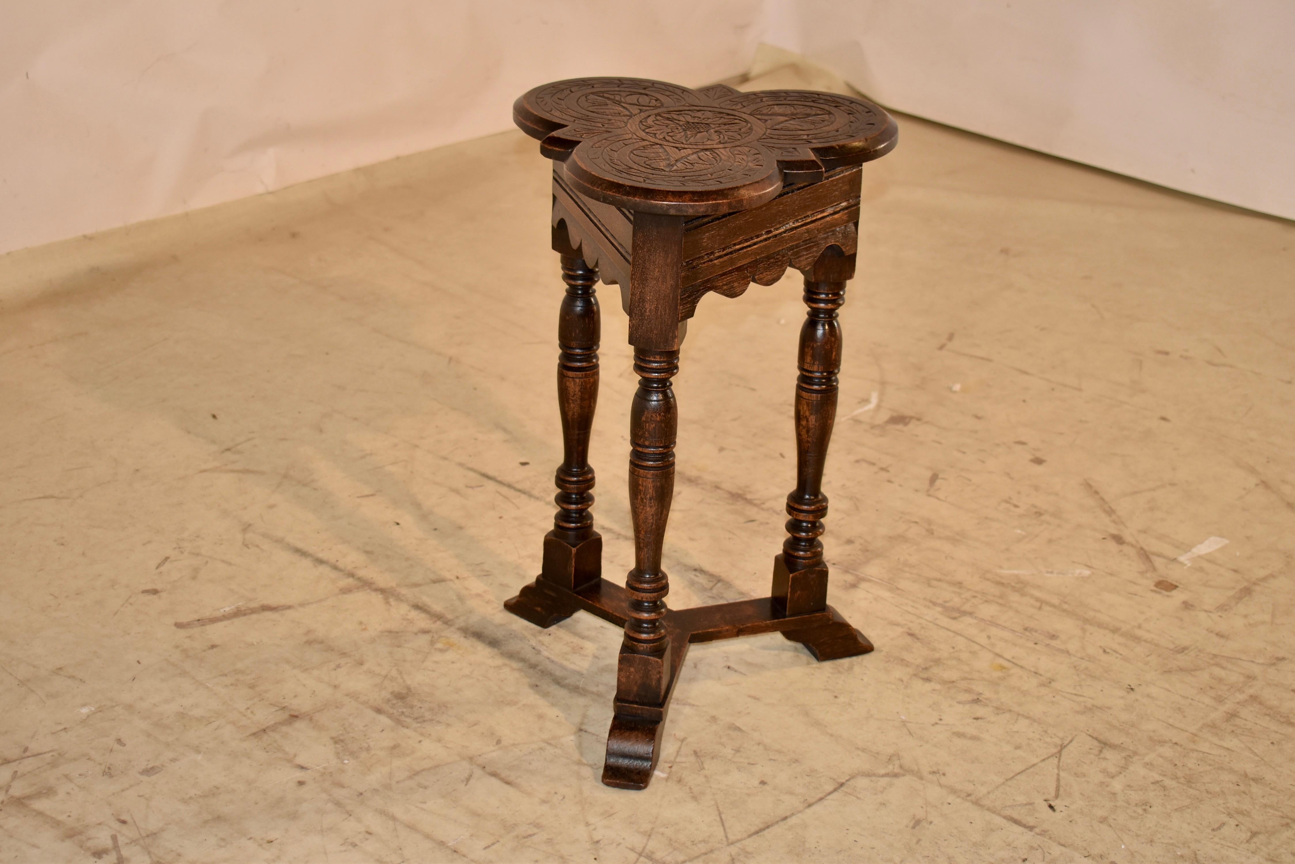 Anglais Table d'appoint en chêne à plateau en forme de trèfle, 19e siècle, Angleterre en vente