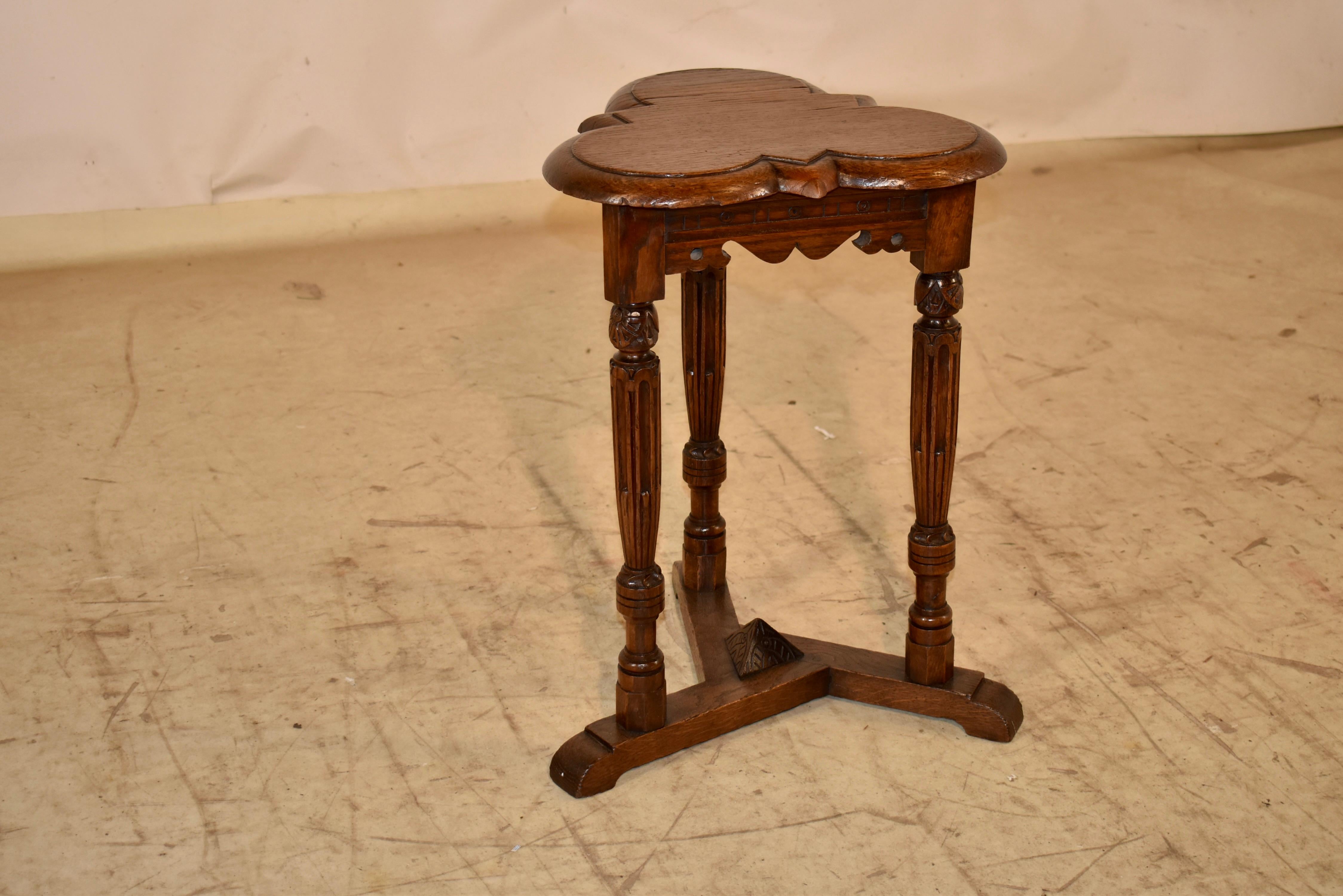19th Century English Clover Top Oak Side Table Inglés en venta