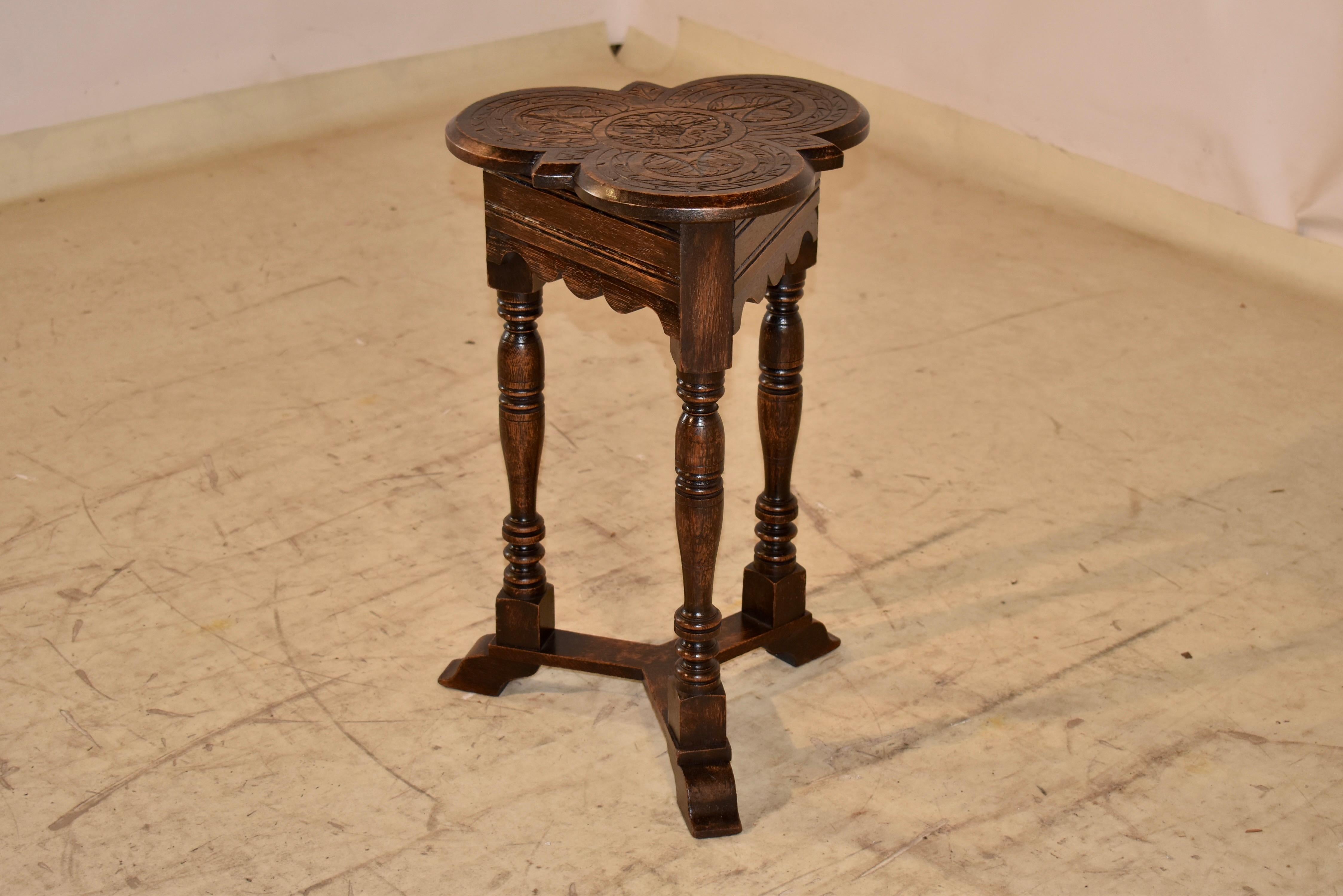 Sculpté à la main Table d'appoint en chêne à plateau en forme de trèfle, 19e siècle, Angleterre en vente