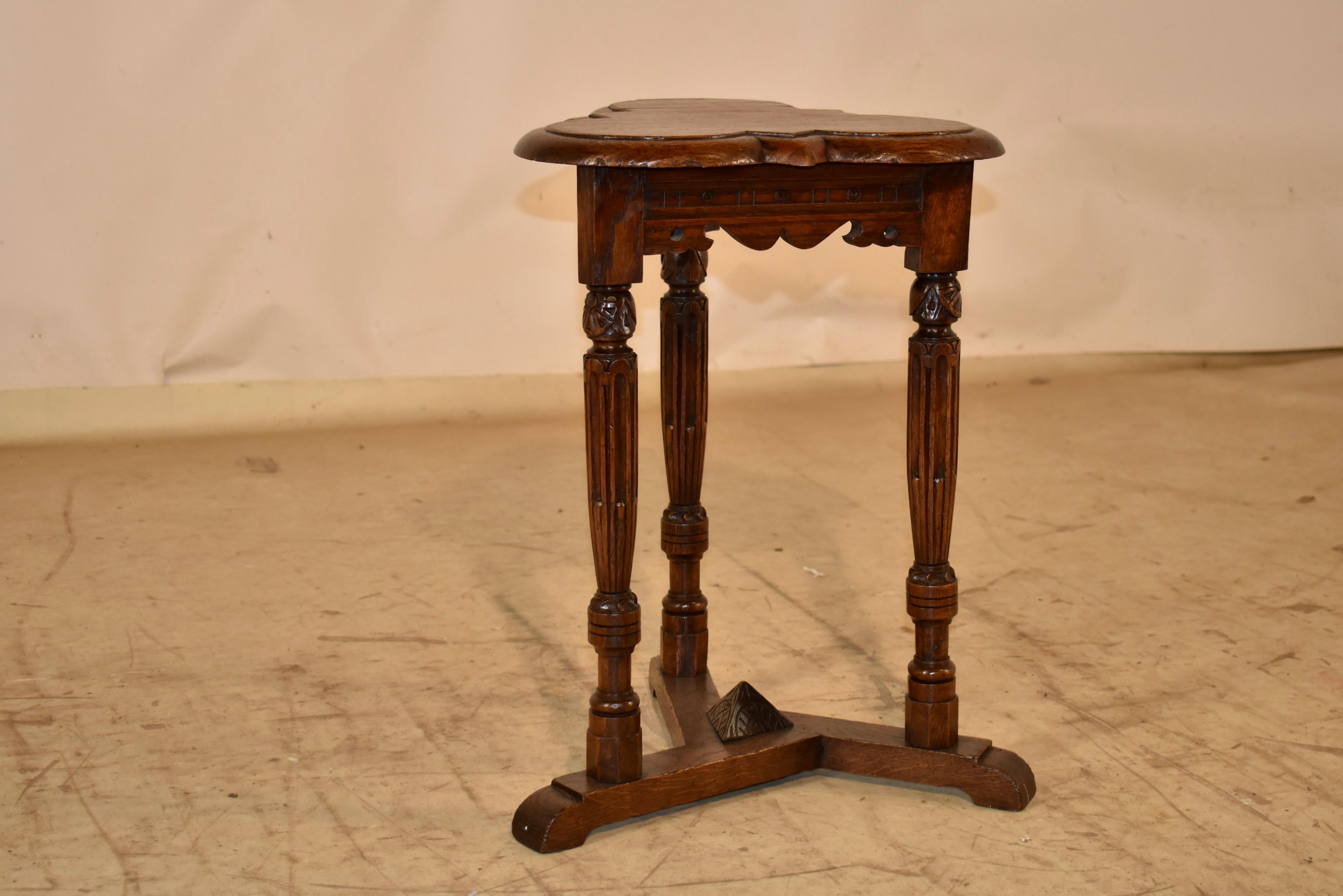 19th Century English Clover Top Oak Side Table Tallado a mano en venta