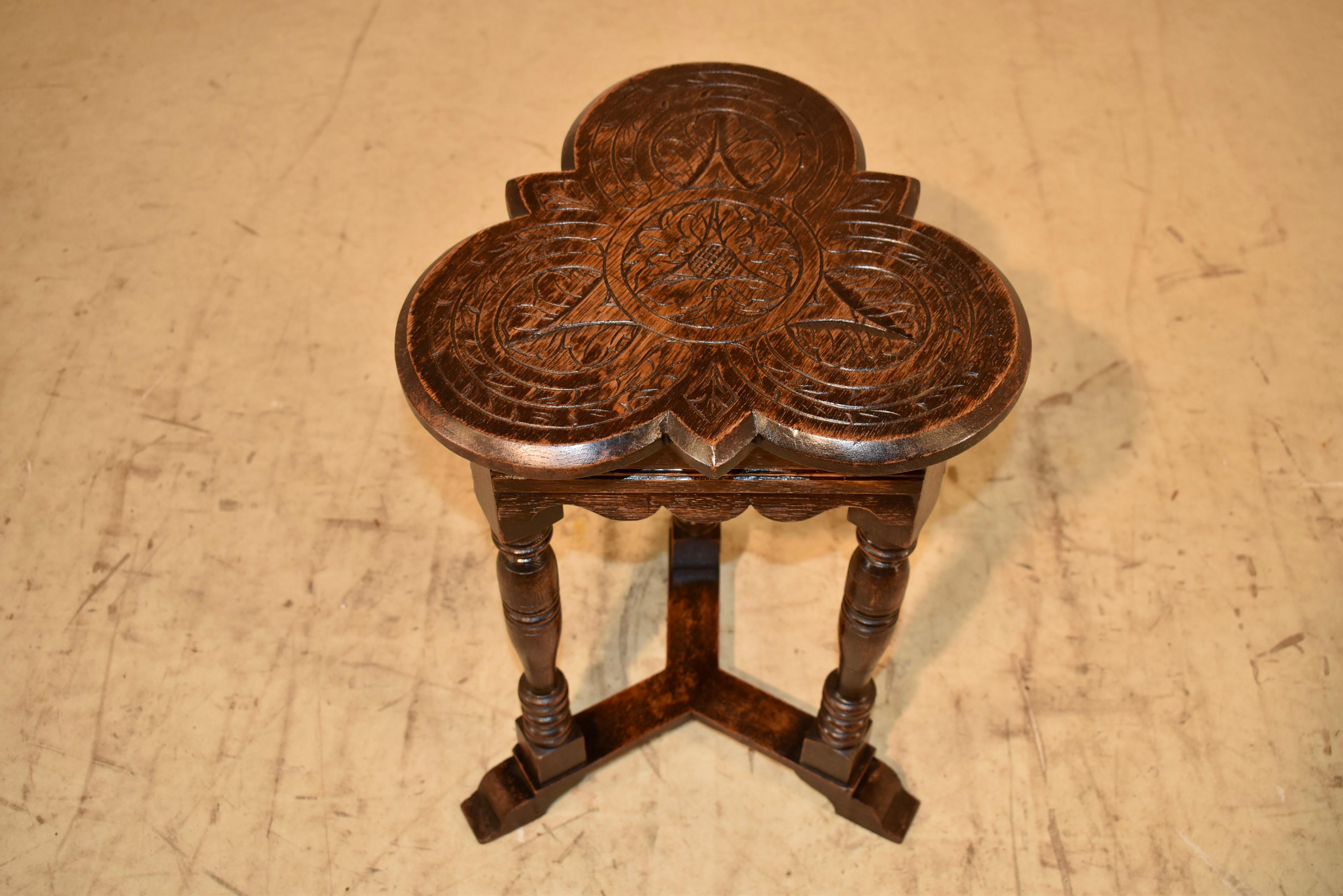Table d'appoint en chêne à plateau en forme de trèfle, 19e siècle, Angleterre Bon état - En vente à High Point, NC