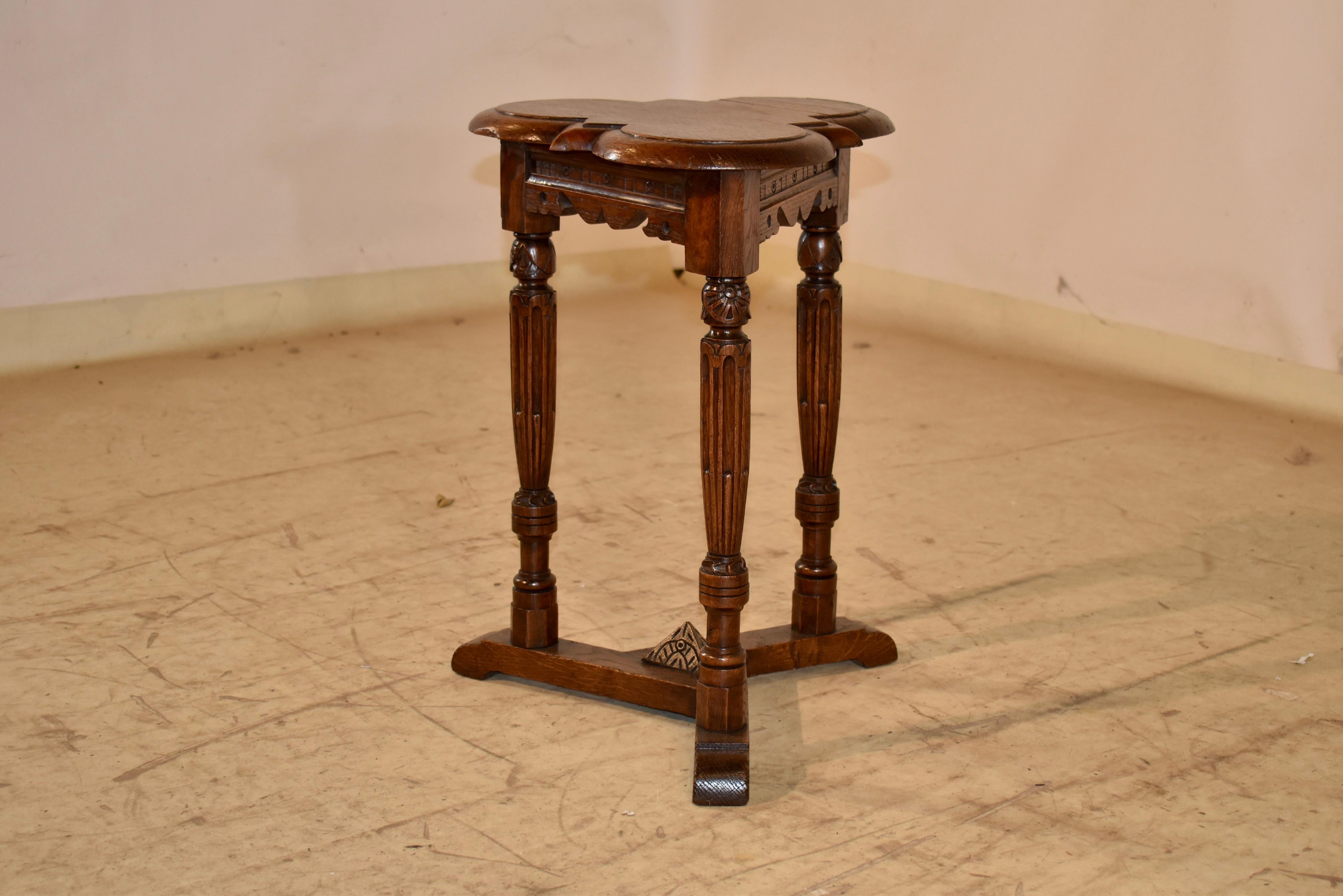 19th Century English Clover Top Oak Side Table en Bueno estado para la venta en High Point, NC