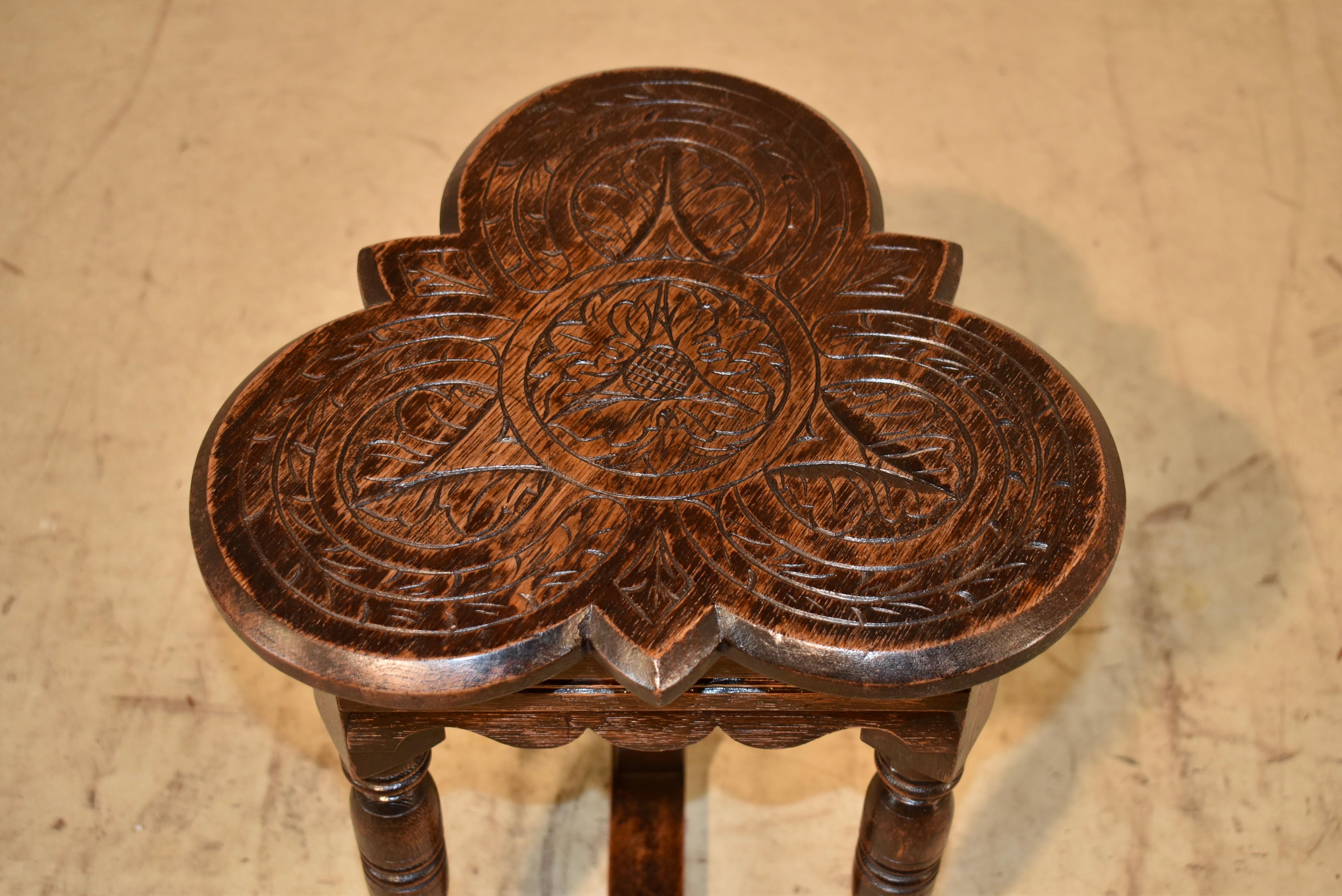 XIXe siècle Table d'appoint en chêne à plateau en forme de trèfle, 19e siècle, Angleterre en vente