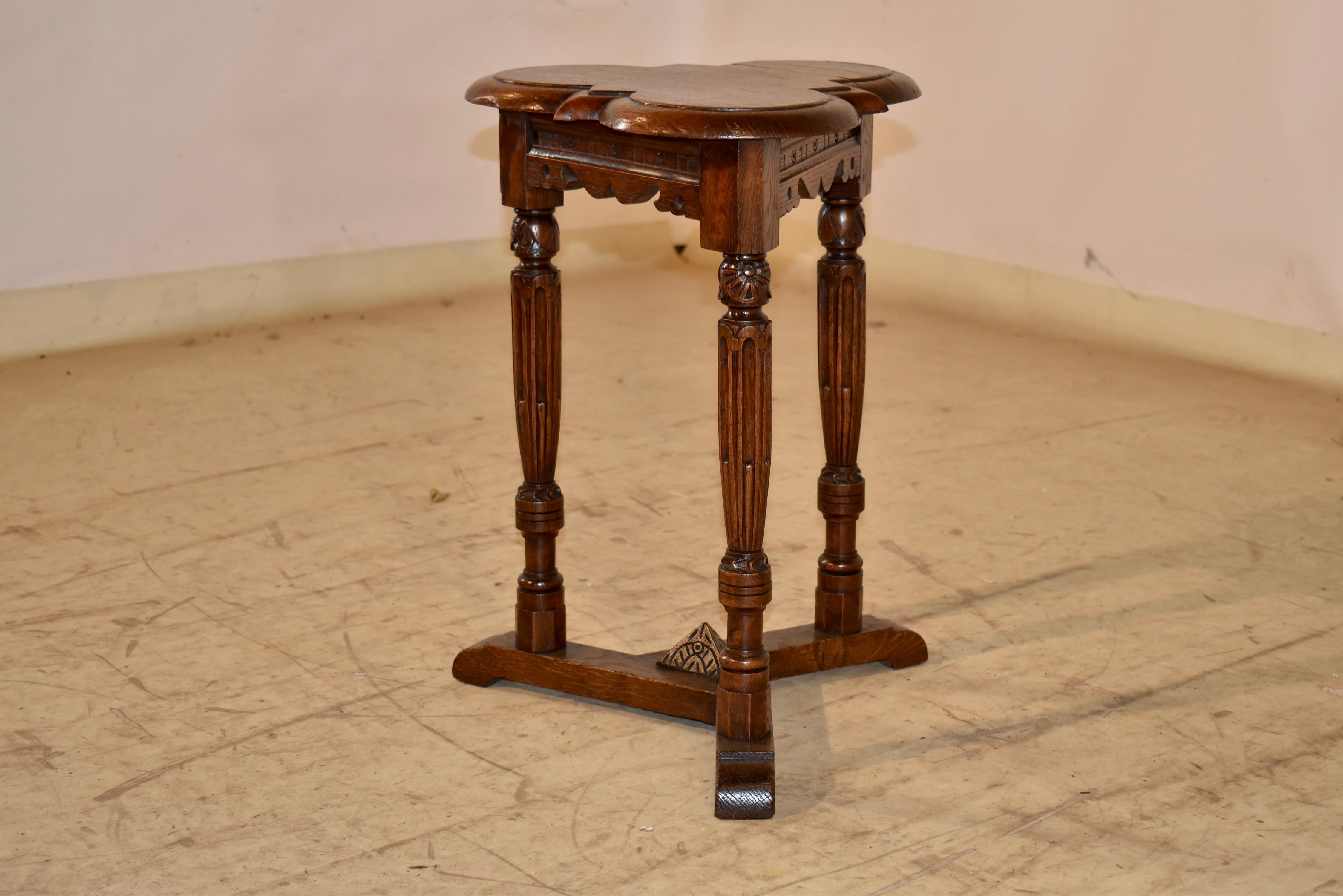 19th Century English Clover Top Oak Side Table siglo XIX en venta