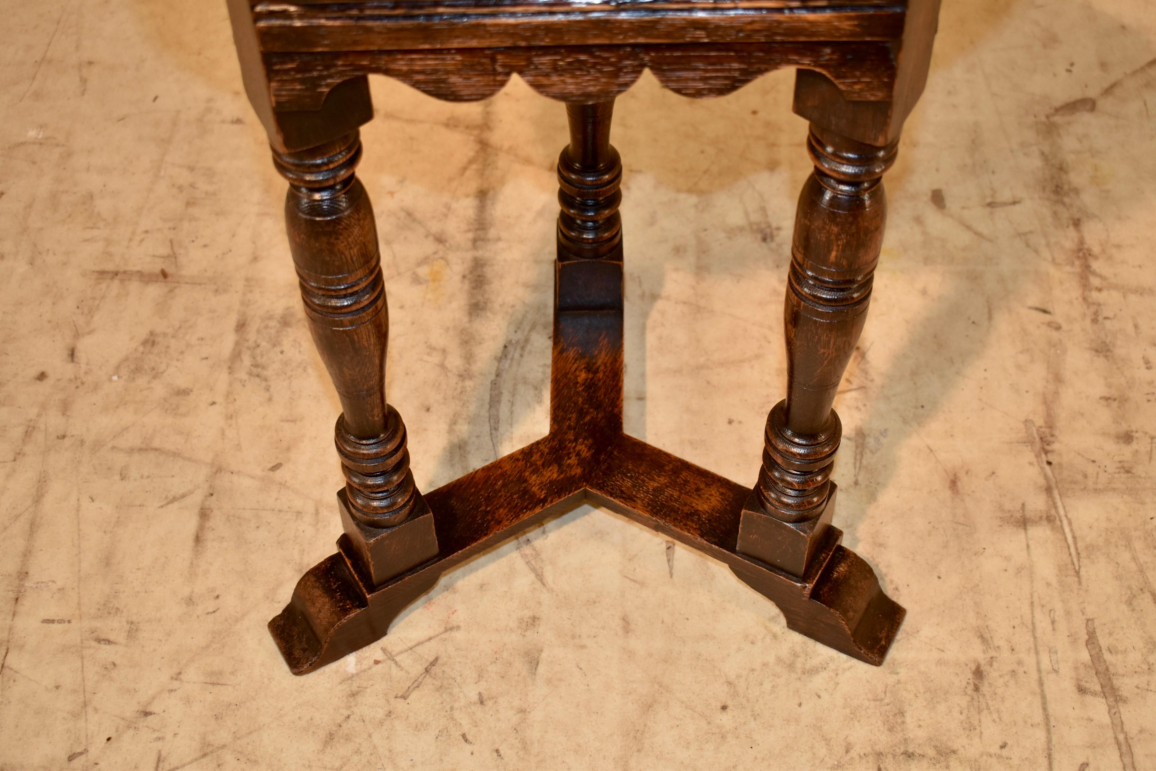 Chêne Table d'appoint en chêne à plateau en forme de trèfle, 19e siècle, Angleterre en vente