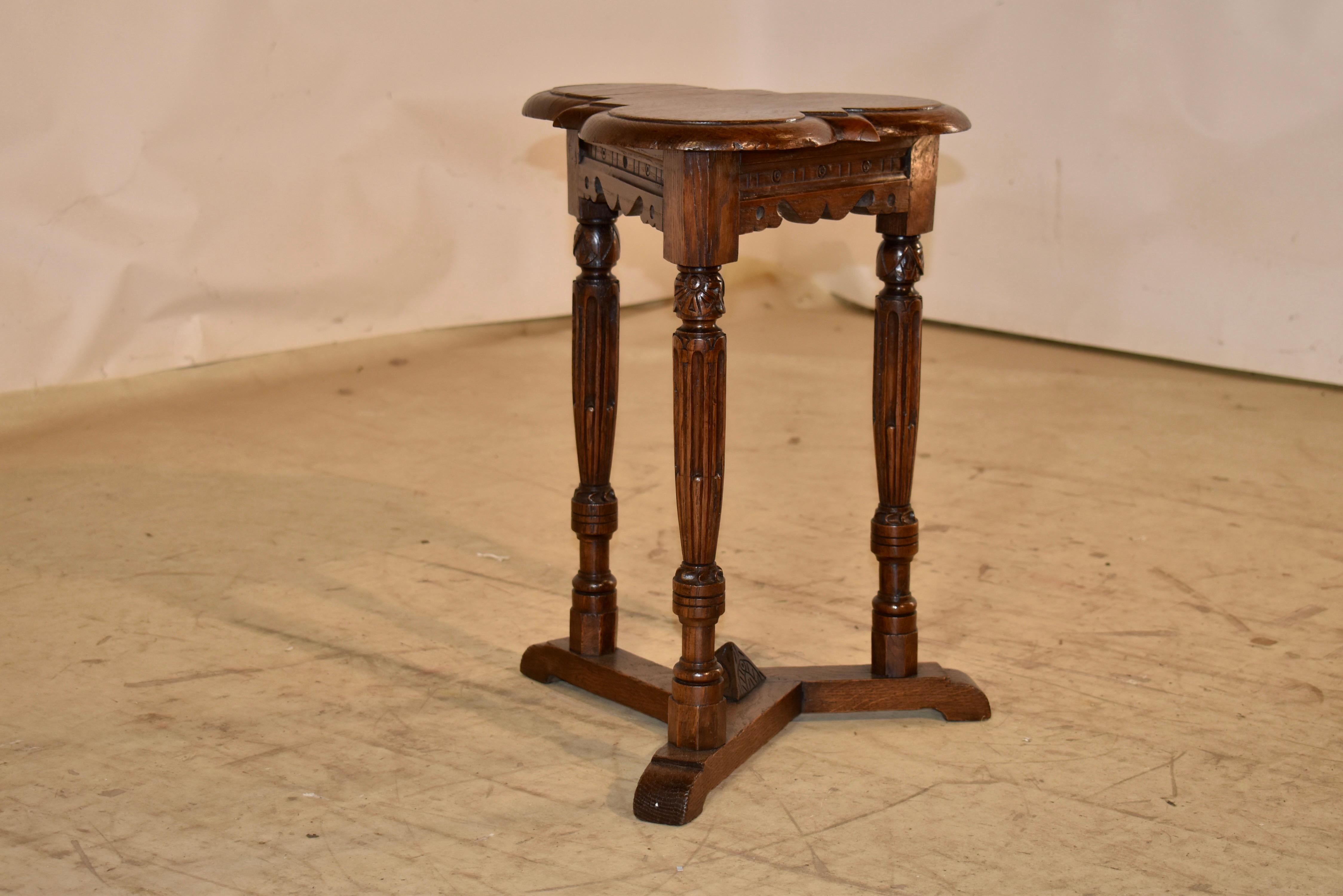 19th Century English Clover Top Oak Side Table Roble en venta