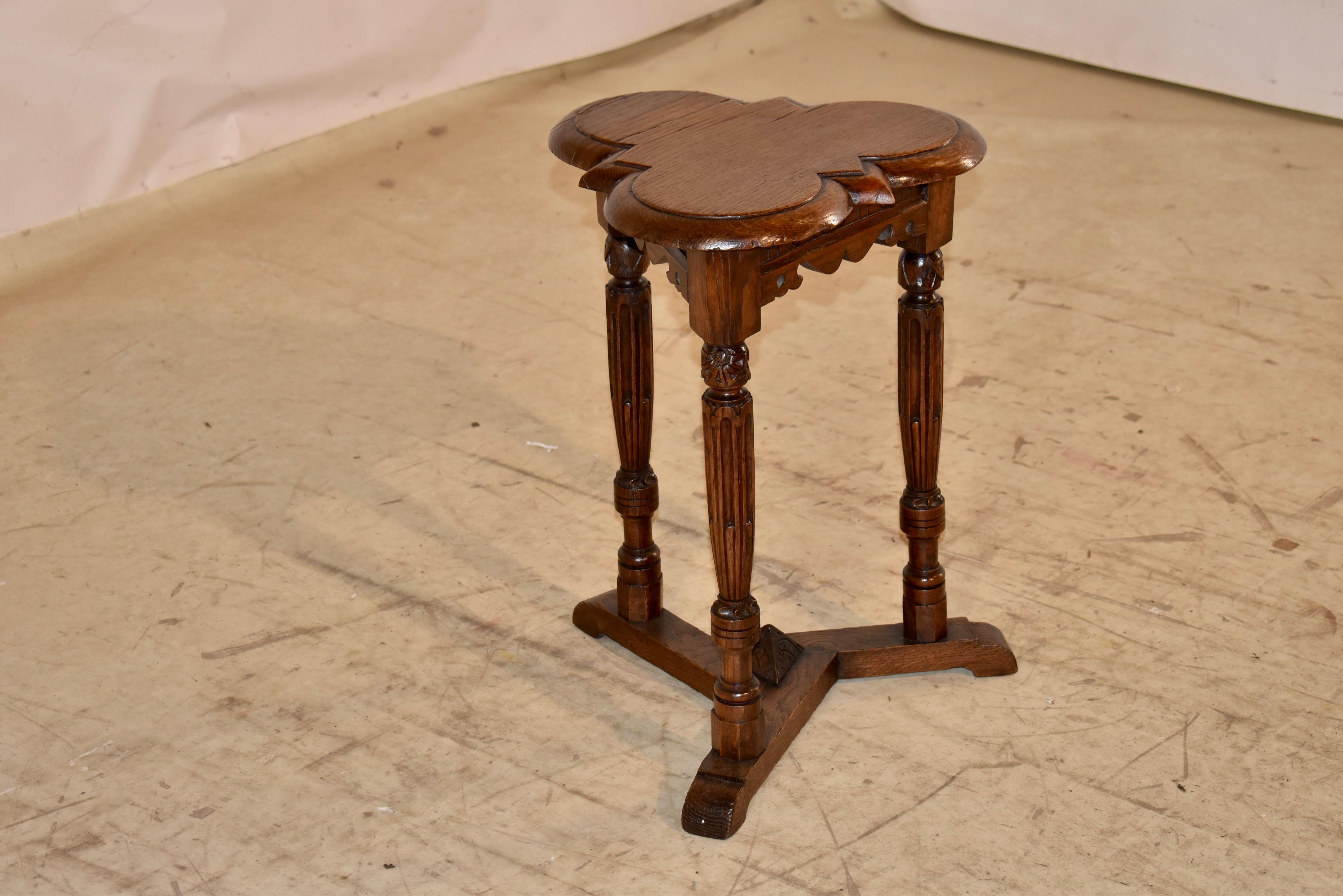 19th Century English Clover Top Oak Side Table en venta 1