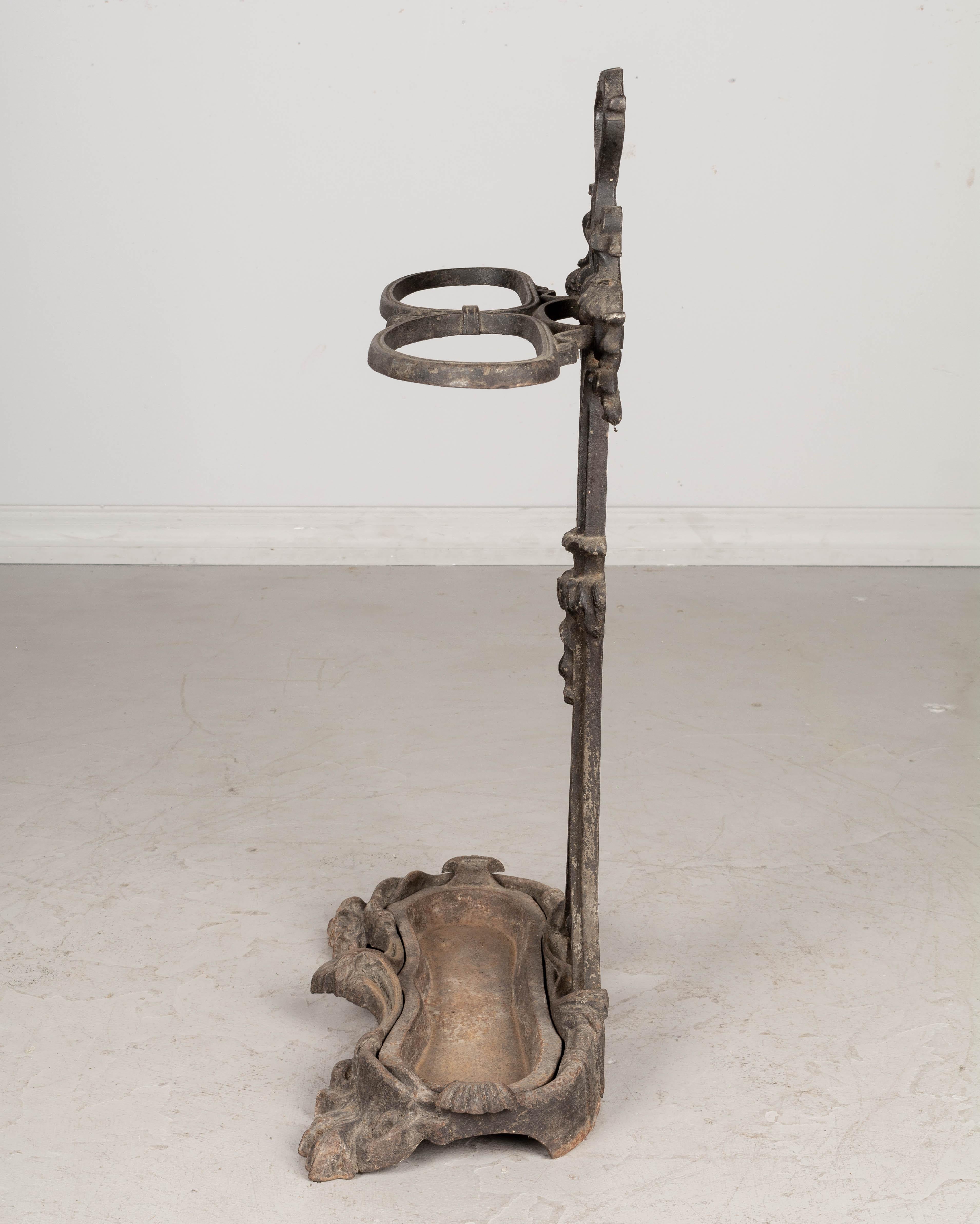 19th Century English Coalbrookdale Cast Iron Umbrella Stand In Good Condition In Winter Park, FL