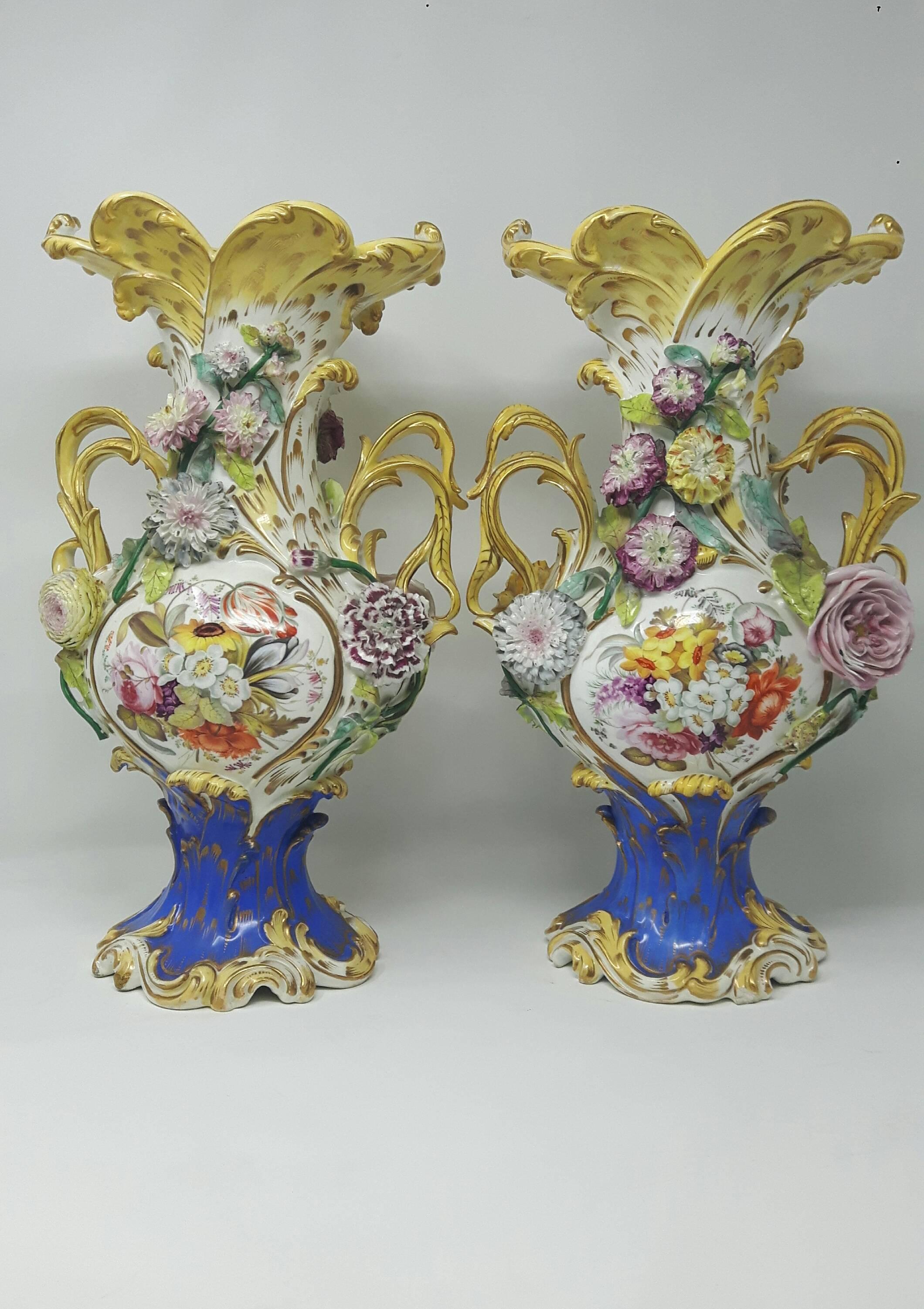 Coppia di vasi Coalport del XIX secolo con fiori e rami finemente modellati.