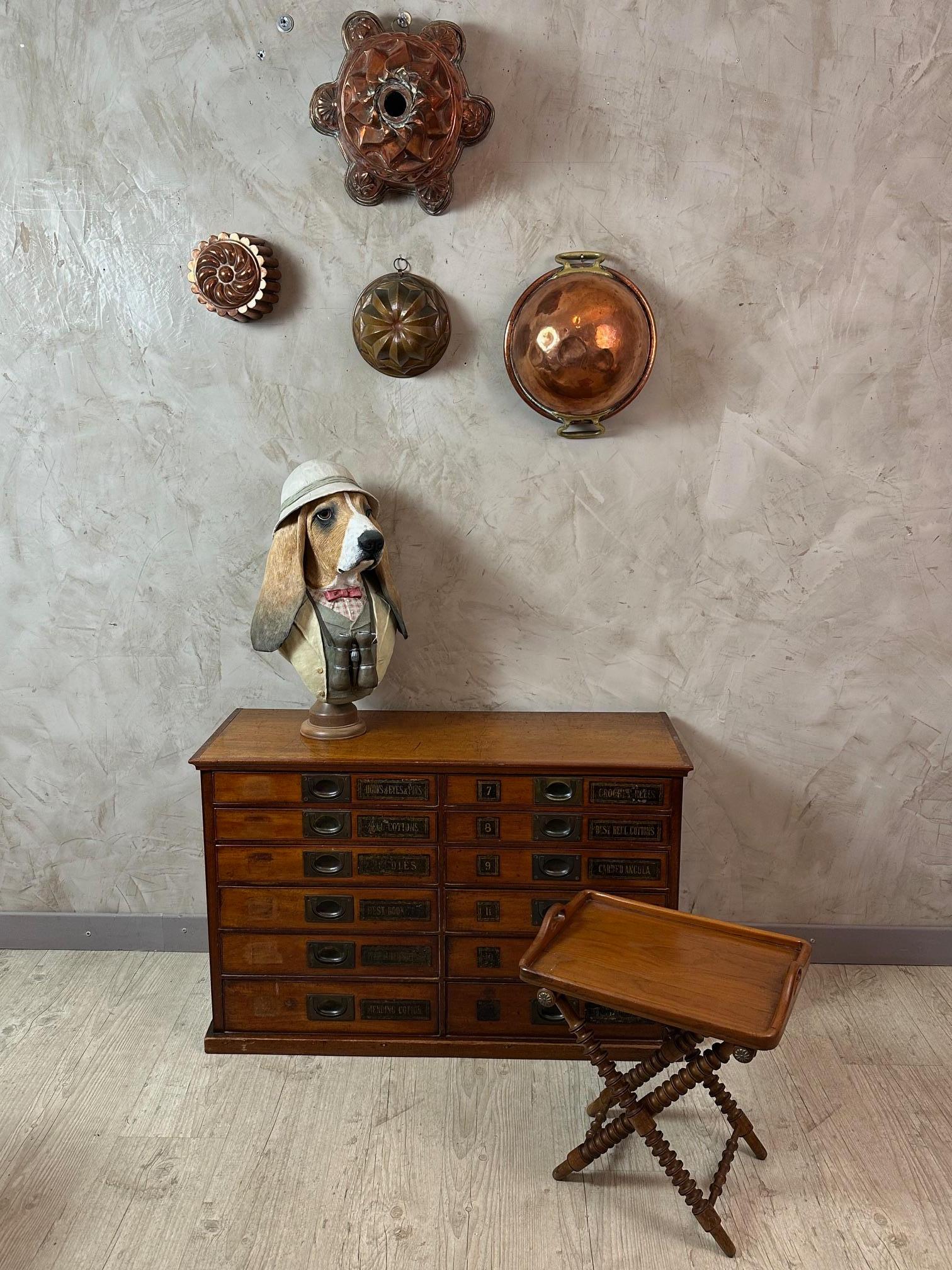 Cette table d'appoint présente un magnifique plateau en noyer avec poignées et une base pliante, datant du début du 20e siècle dans le style colonial anglais. 
Il est en bon état.
La base en noyer au motif torsadé se plie et se déplie pour soutenir