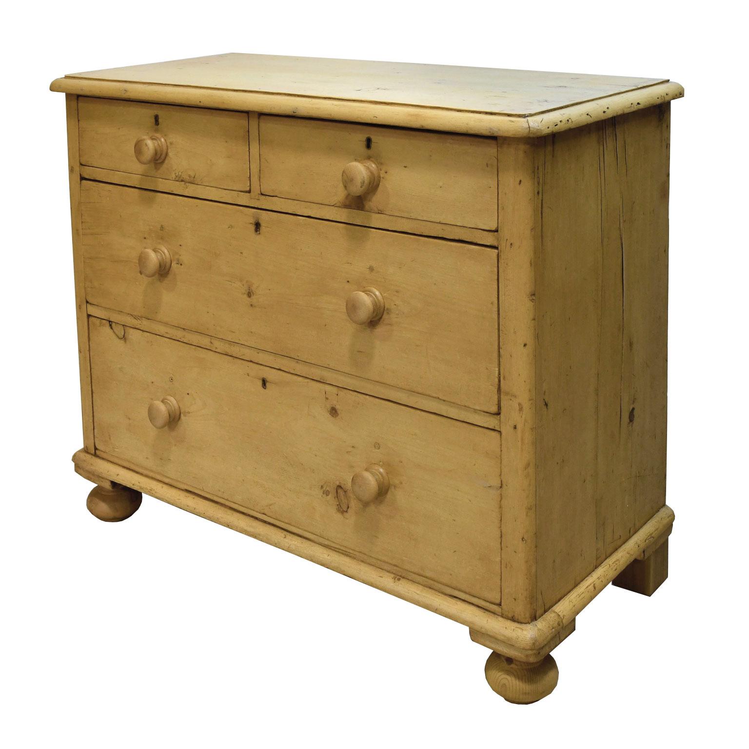 19th Century English Country Chest of Drawers in Pine In Good Condition In Miami, FL