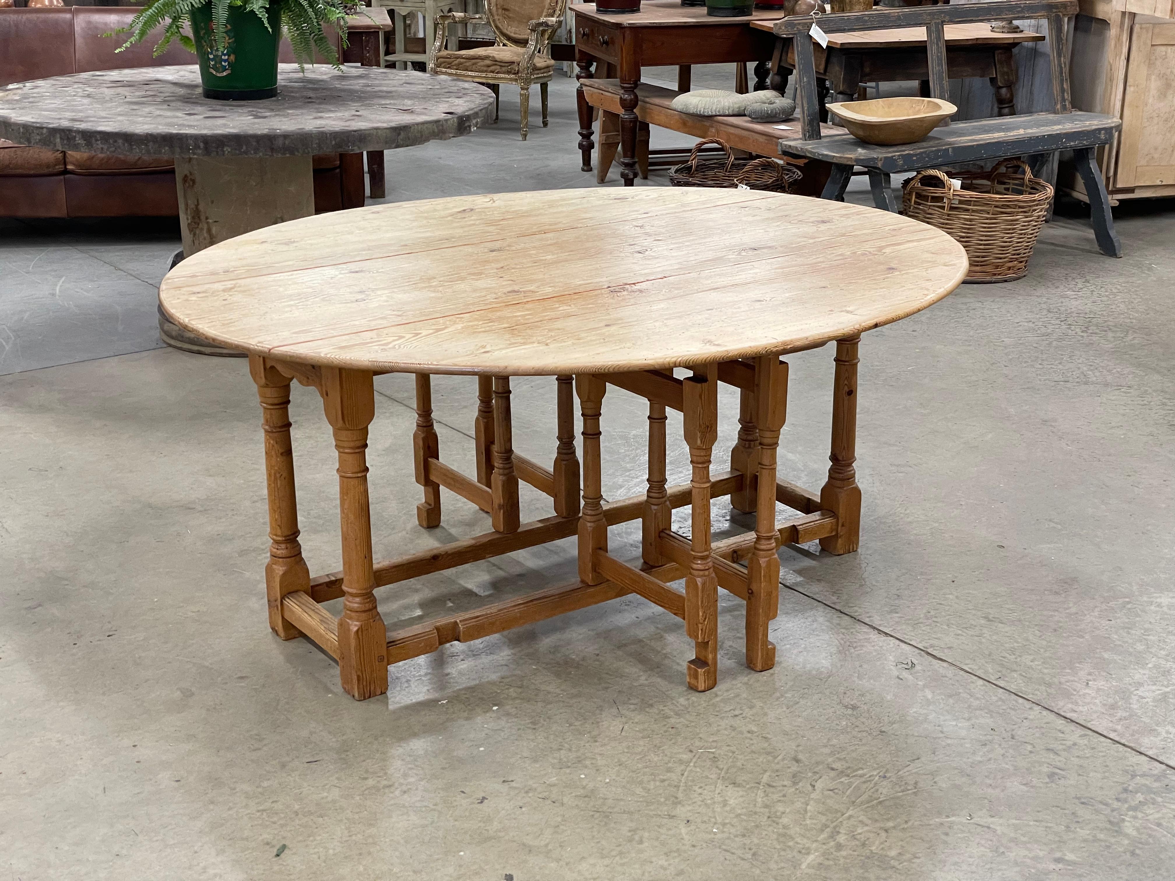 English country house drop leaf double gate leg oval hunt table with lovely turned legs, scalloped apron and peg jointed construction. It is unfussy and simplistic in its design making it perfect for both traditional and contemporary homes.
