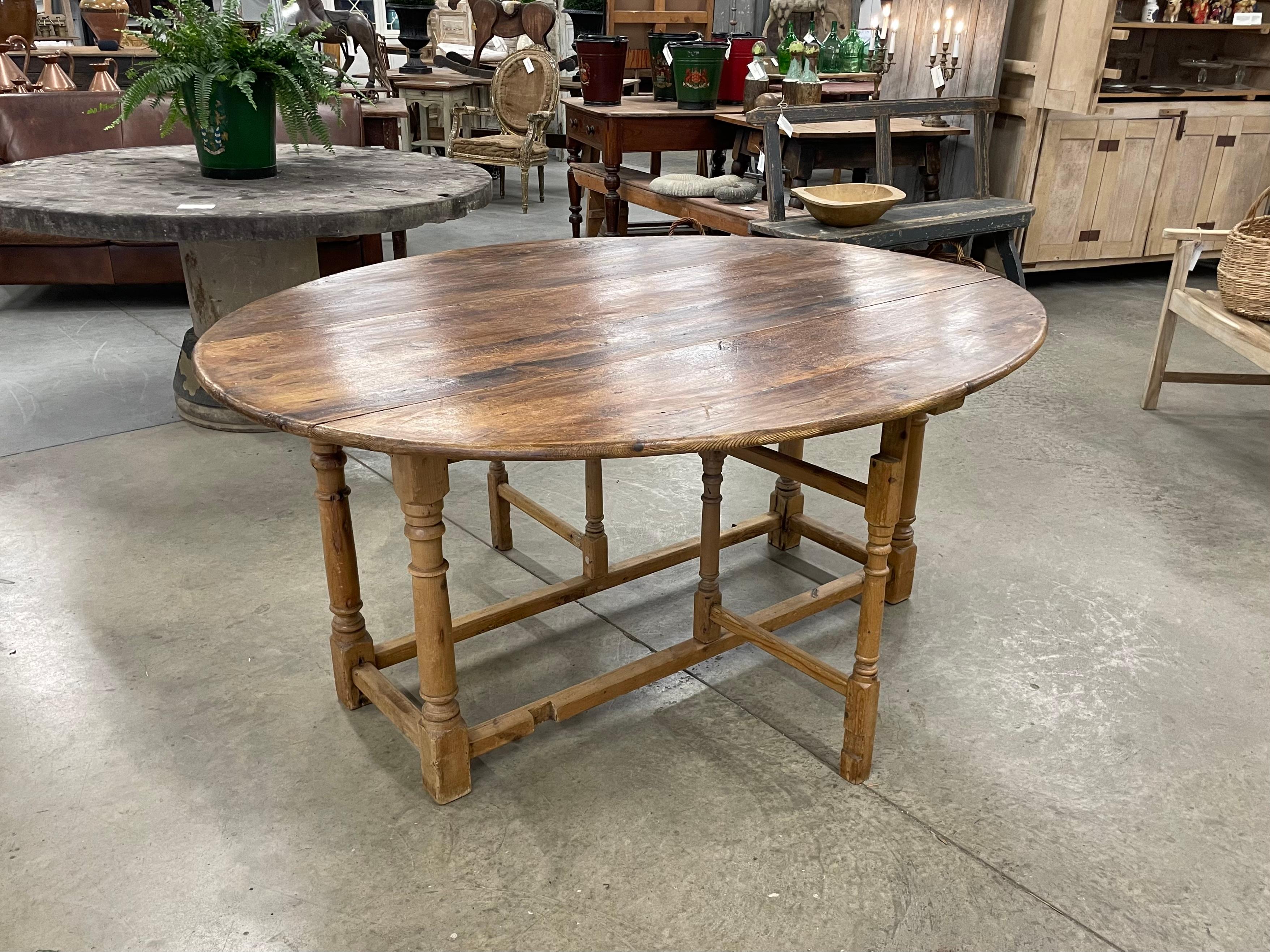 English country house drop leaf gate leg oval hunt table with lovely turned legs and peg jointed construction. It is unfussy and simplistic in its design making it perfect for both traditional and contemporary homes.
