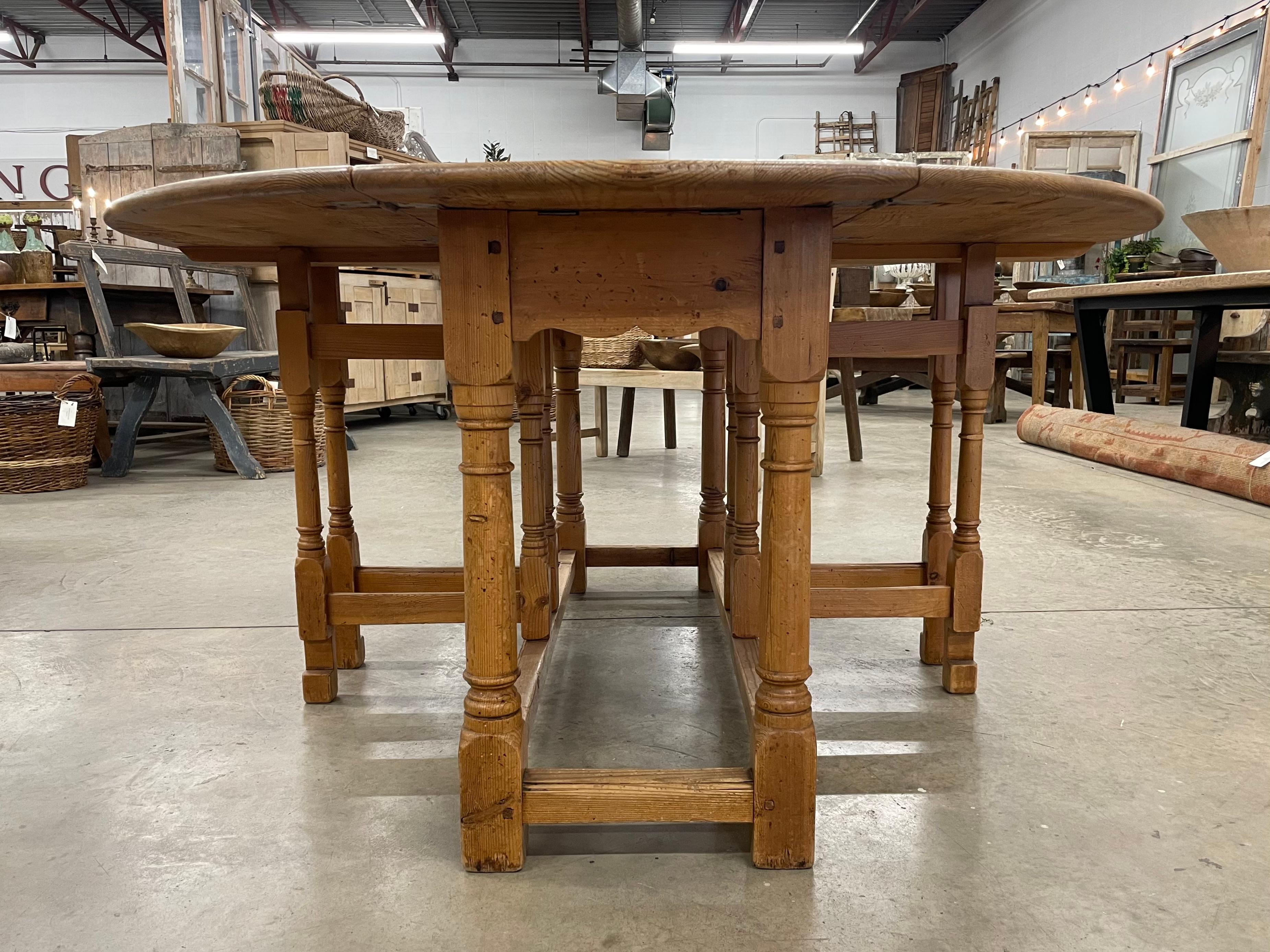 British 19th Century English Country House Oval Drop Leaf Table