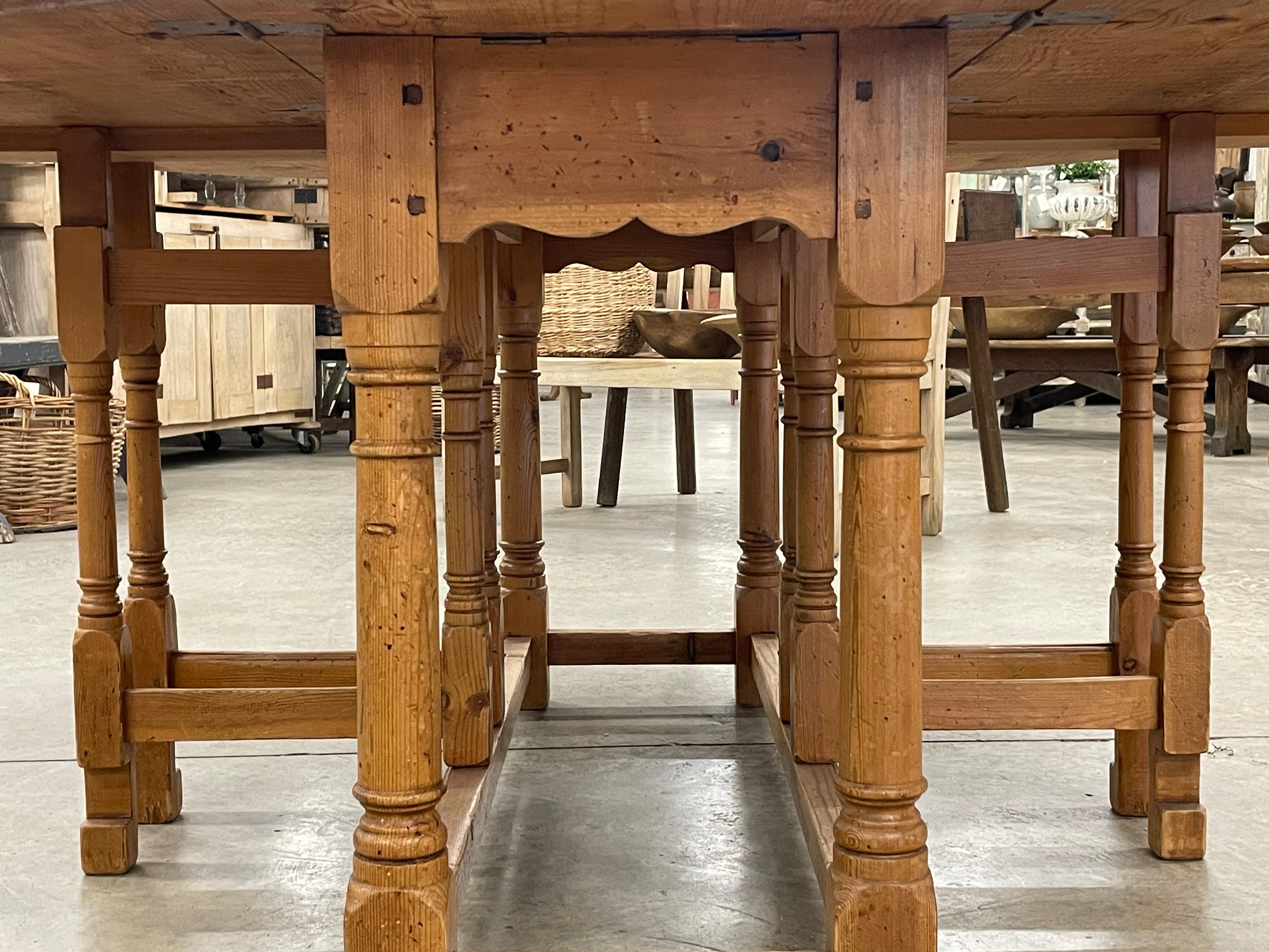 19th Century English Country House Oval Drop Leaf Table In Good Condition In Calgary, Alberta