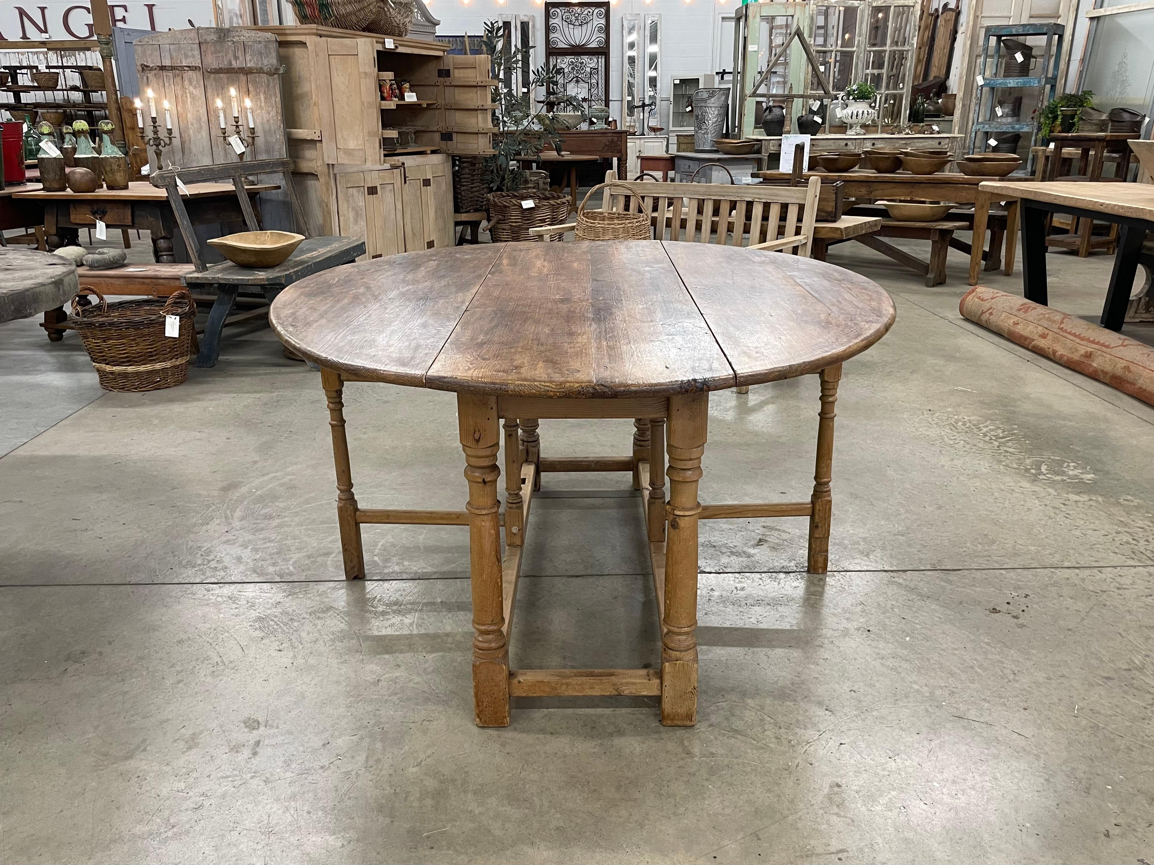 19th Century English Country House Oval Drop Leaf Table In Good Condition In Calgary, Alberta