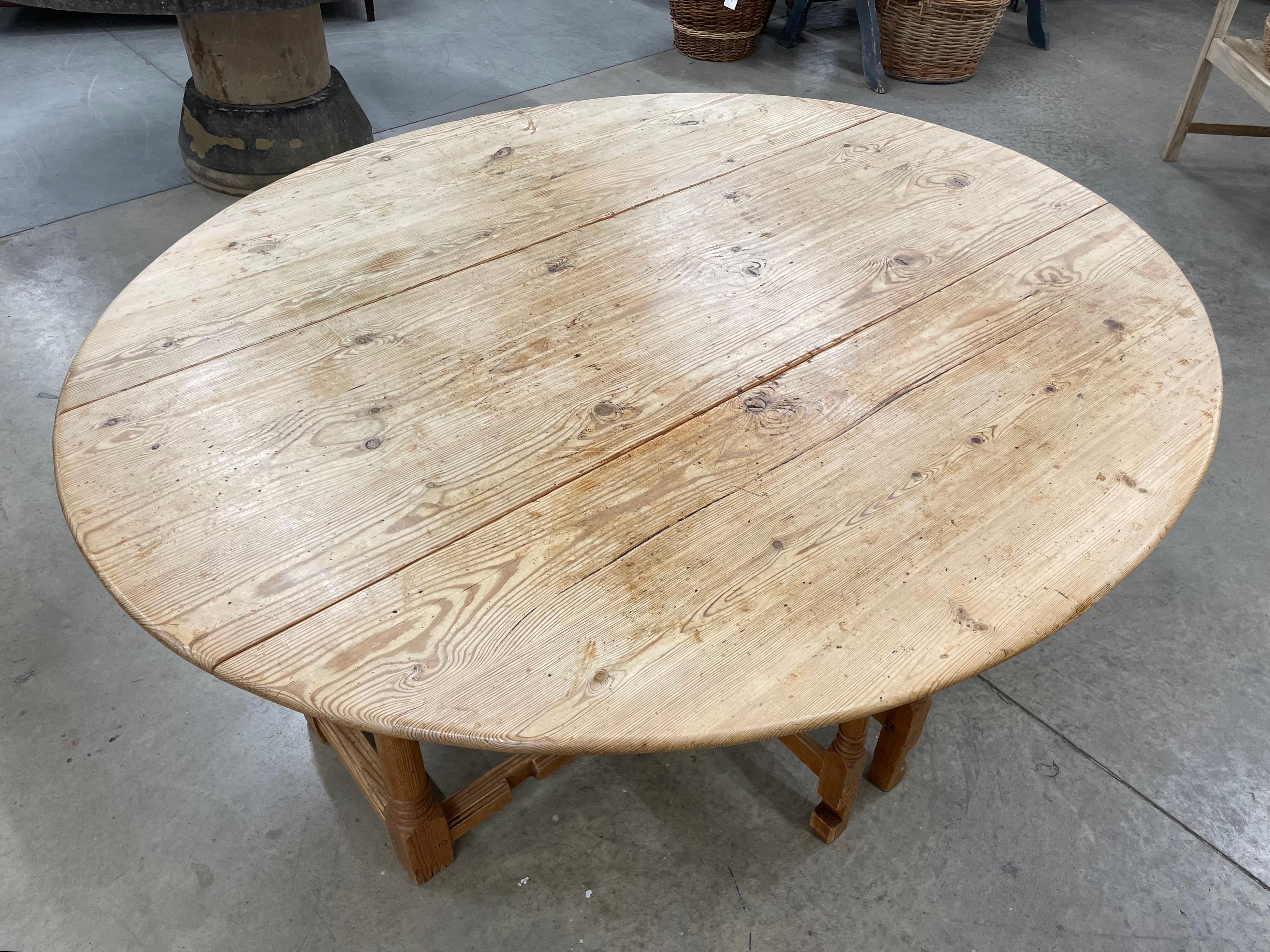 Pine 19th Century English Country House Oval Drop Leaf Table