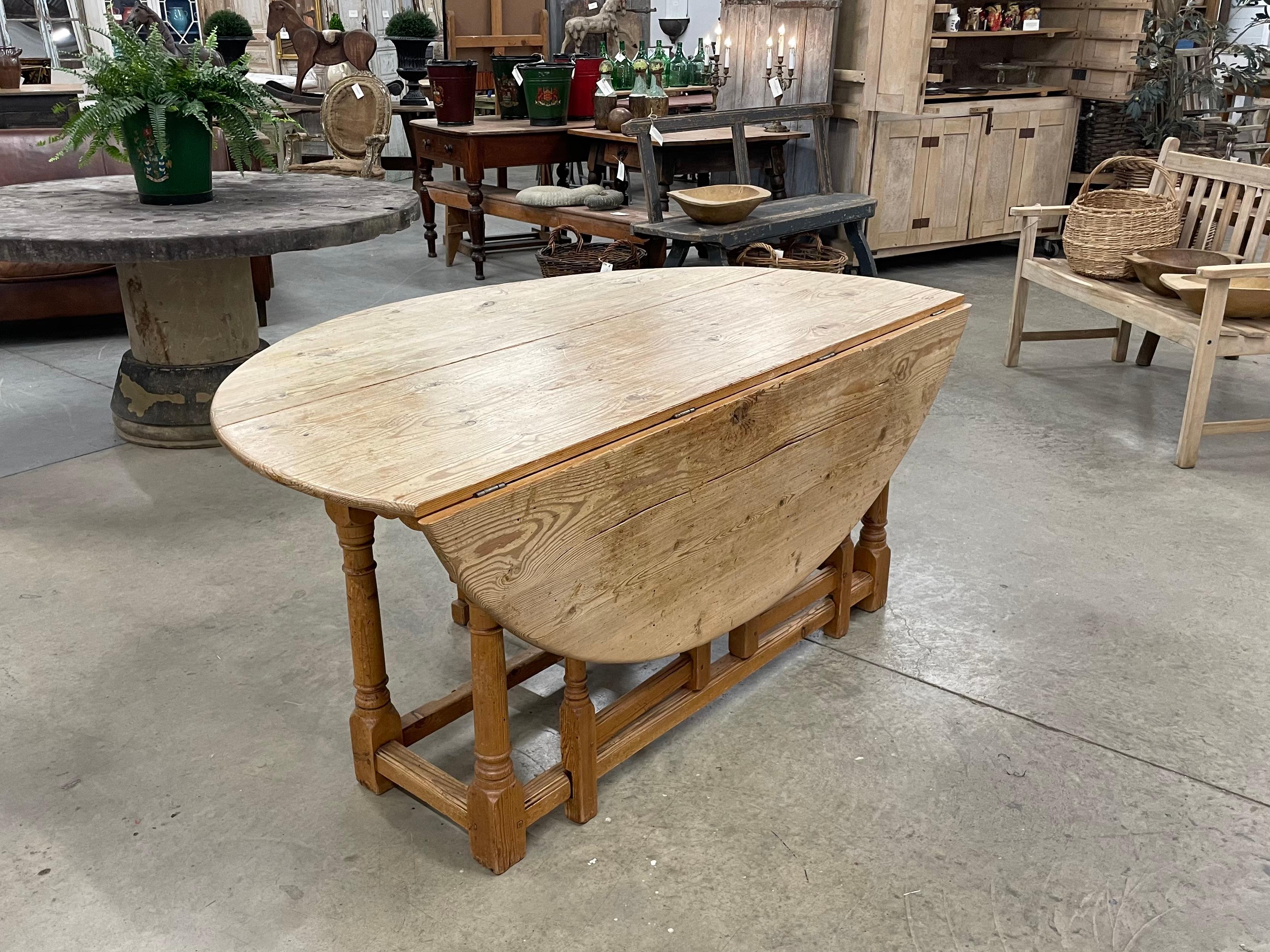19th Century English Country House Oval Drop Leaf Table 1
