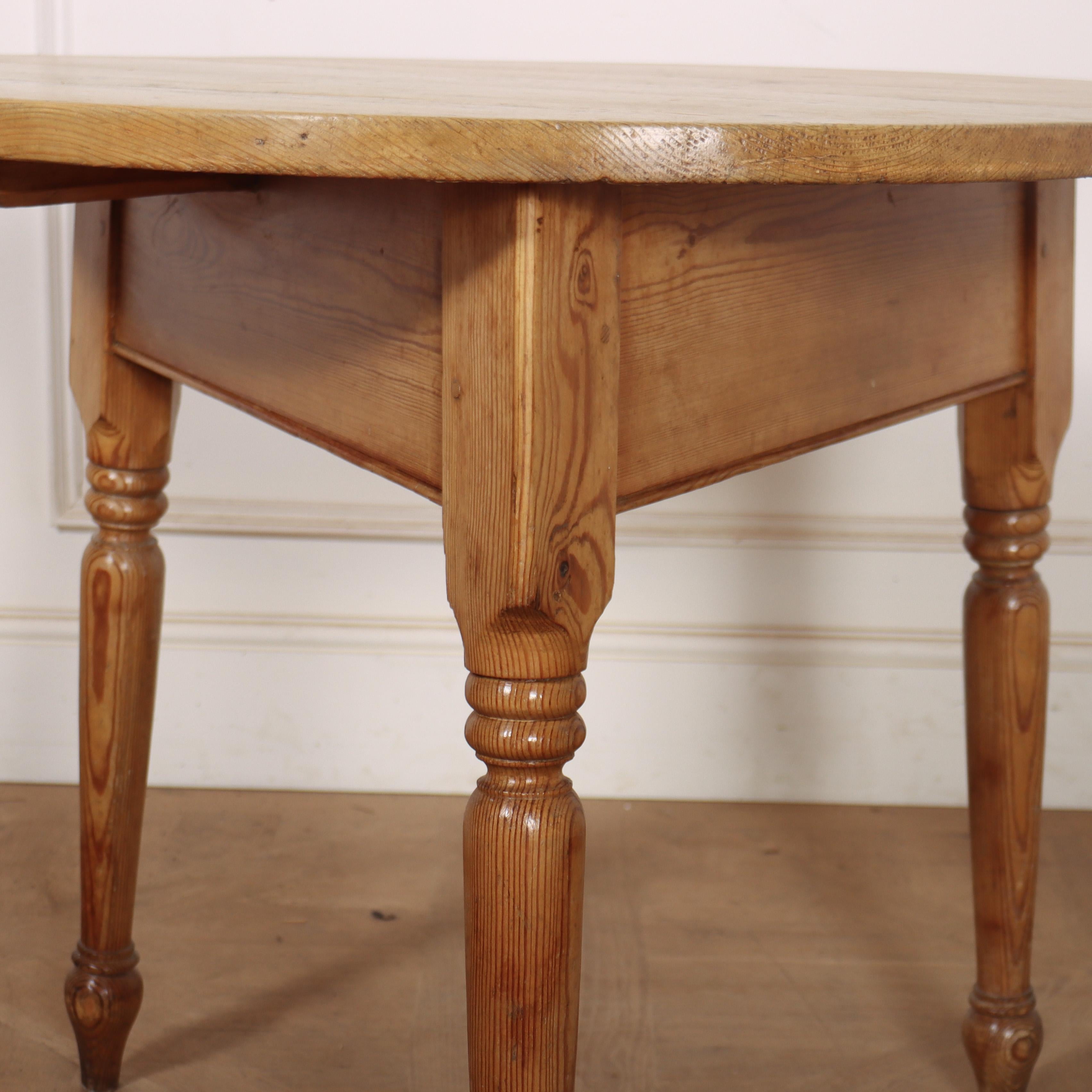 Grande table de cricket en pin frotté anglais du 19e siècle. 1840.

Code : 9223

Dimensions :
H : 27.5