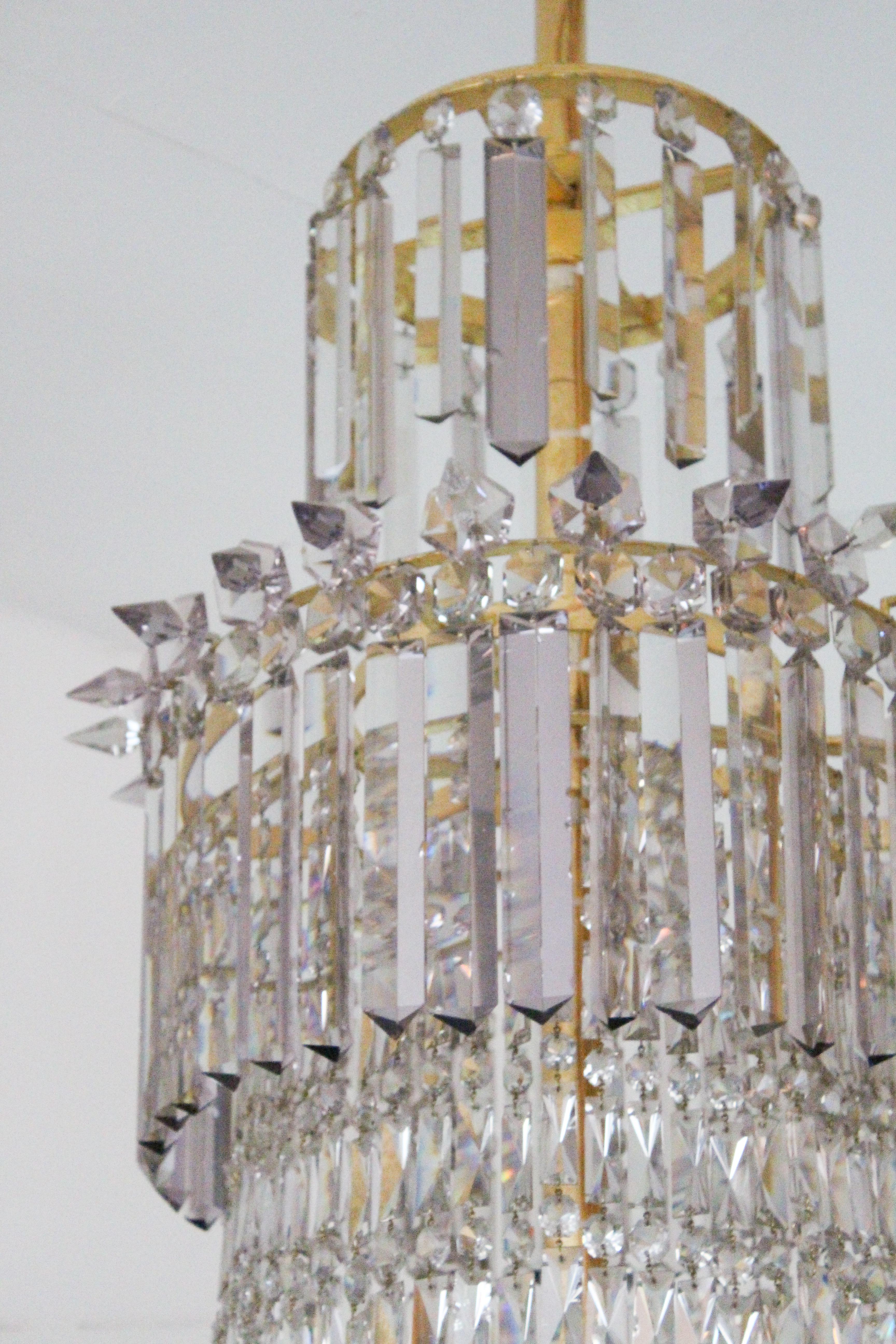 19th Century English Crystal Cut Glass Chandelier, Fully Restored. For Sale 7