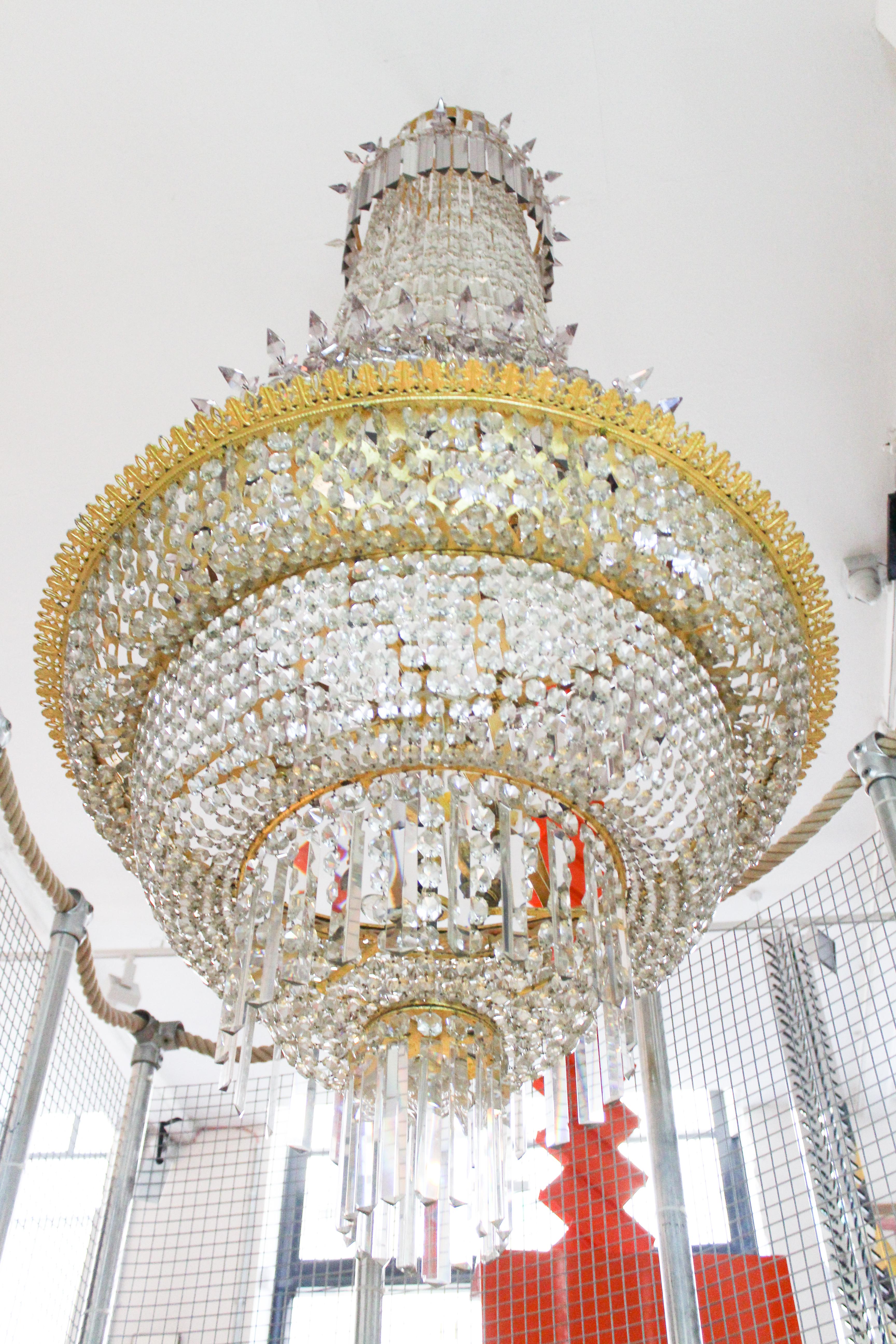 19th Century English Crystal Cut Glass Chandelier, Fully Restored. For Sale 8