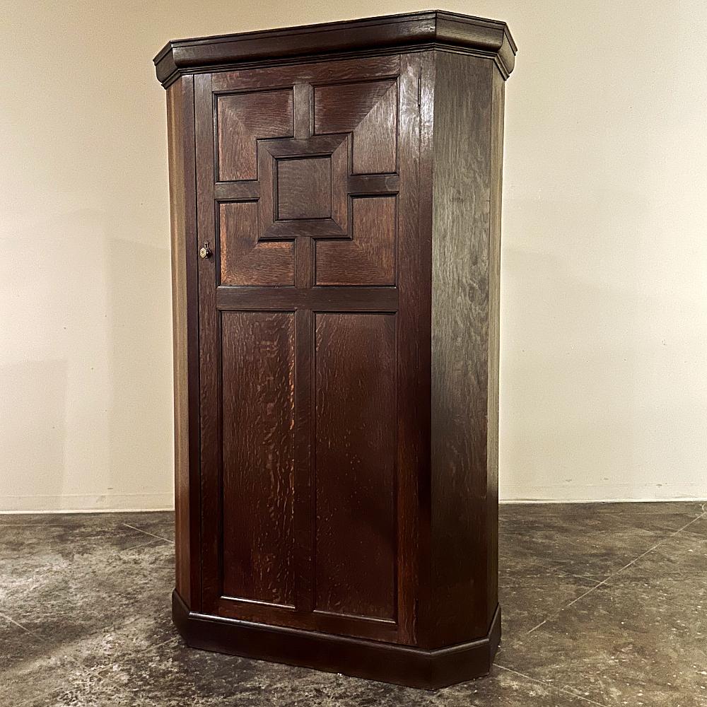 La alacena inglesa del siglo XIX tiene una presencia majestuosa pero rústica, ideal para la decoración informal.  El diseño poco profundo, junto con las esquinas frontales en inglete, lo hacen excepcionalmente apto para el tráfico en planos de