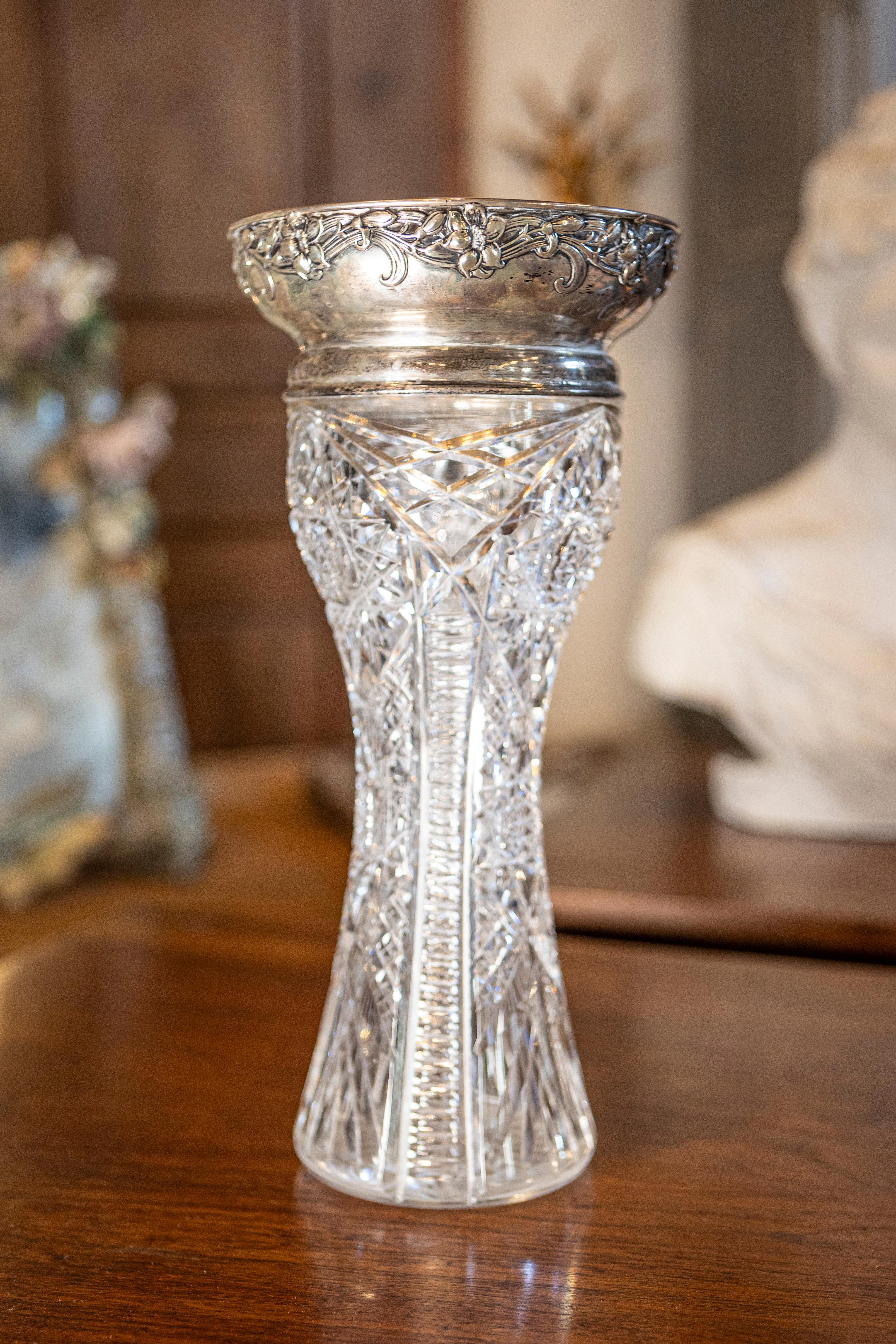 Englische Vase aus geschliffenem Kristall des 19. Jahrhunderts mit Rand aus Sterlingsilber im Zustand „Gut“ im Angebot in Atlanta, GA