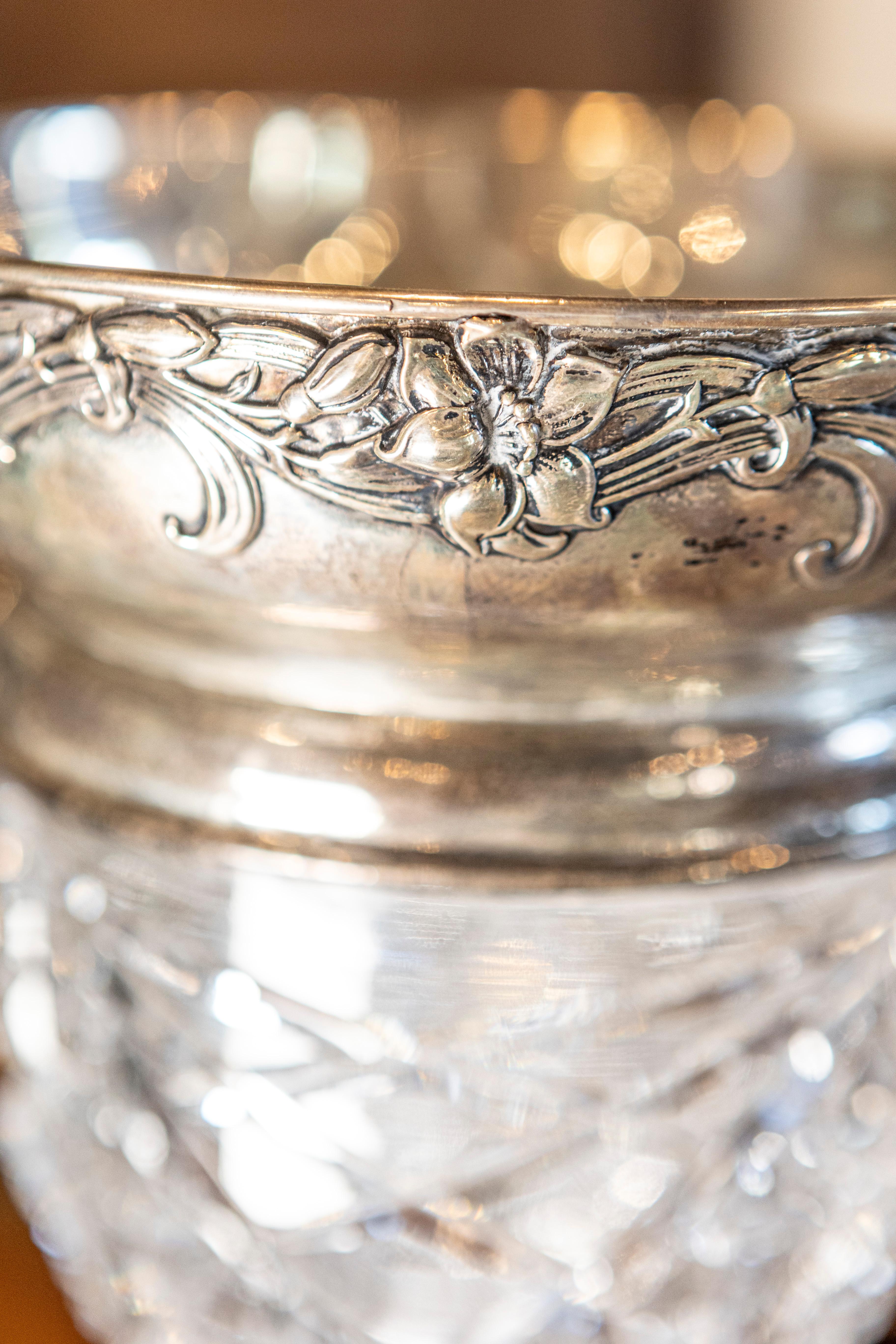 Englische Vase aus geschliffenem Kristall des 19. Jahrhunderts mit Rand aus Sterlingsilber (Silber) im Angebot