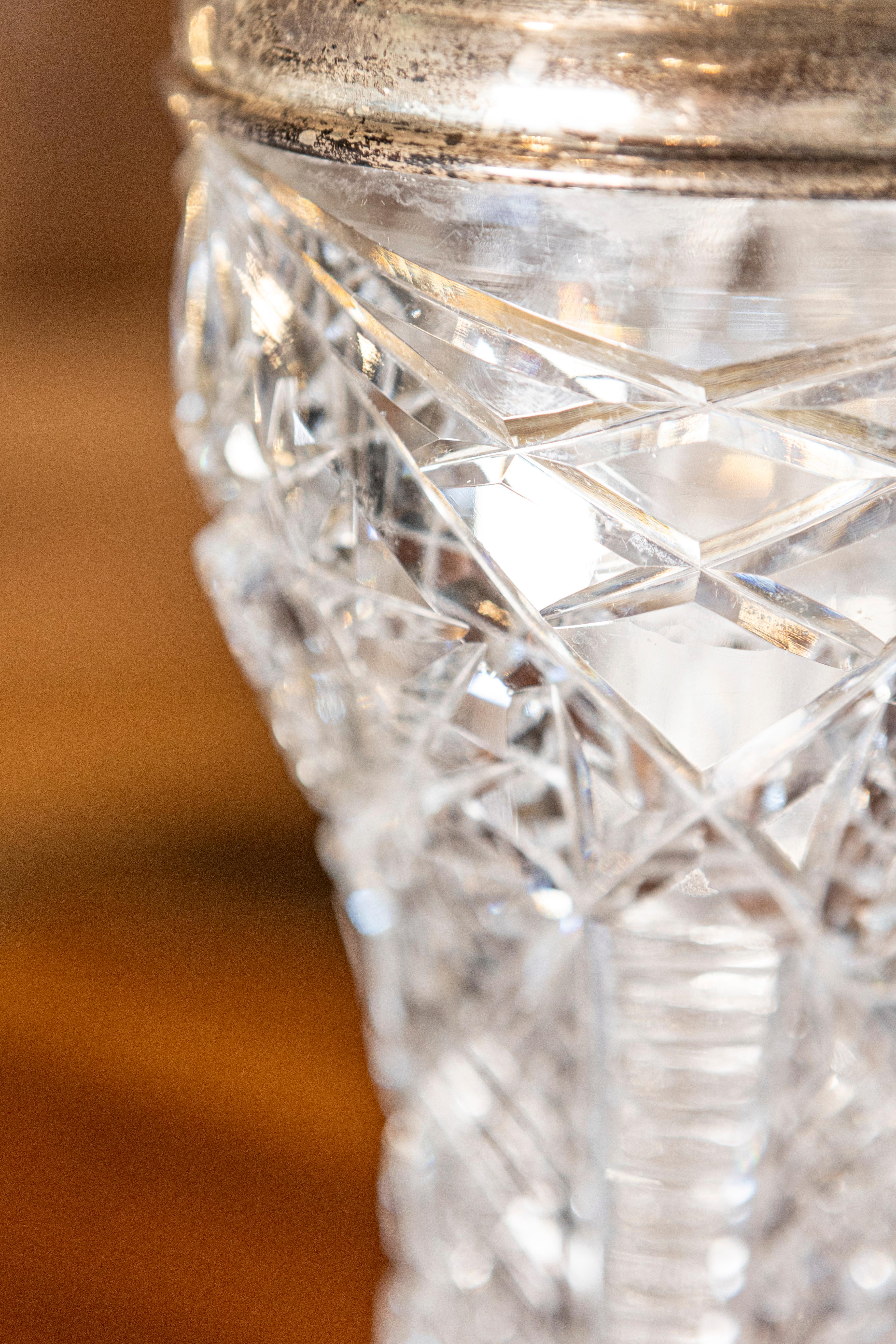 Englische Vase aus geschliffenem Kristall des 19. Jahrhunderts mit Rand aus Sterlingsilber im Angebot 1