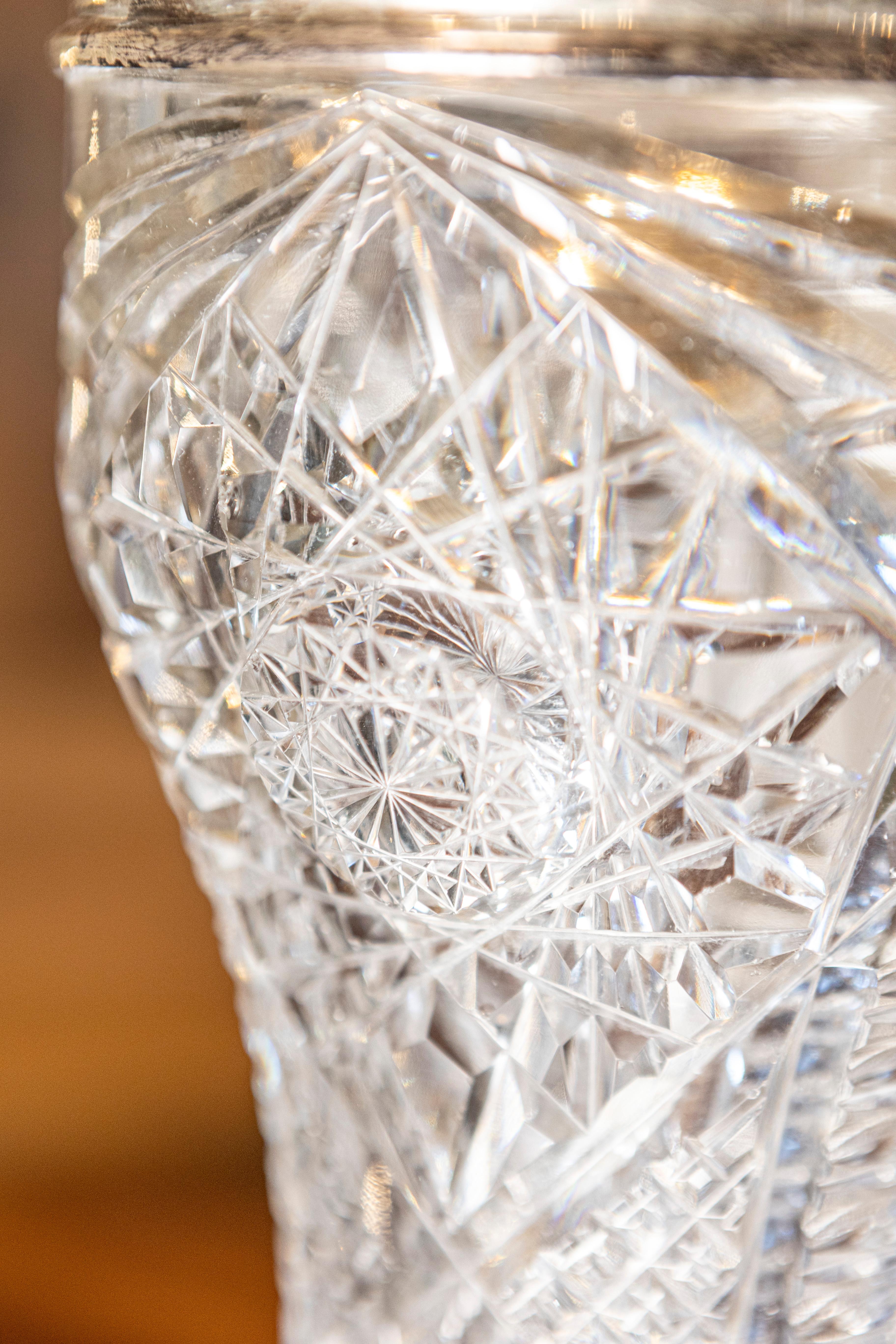 Englische Vase aus geschliffenem Kristall des 19. Jahrhunderts mit Rand aus Sterlingsilber im Angebot 3