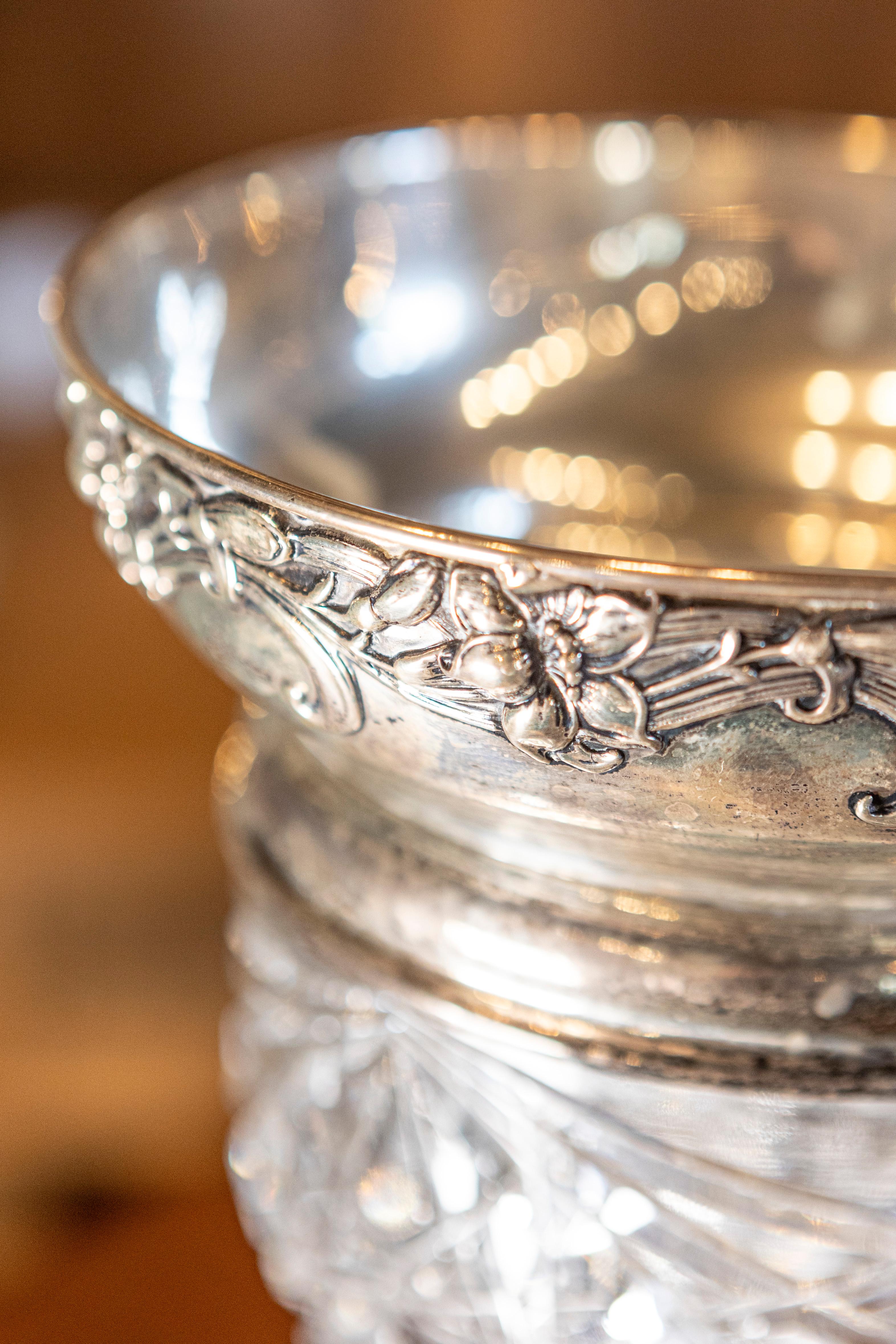 Englische Vase aus geschliffenem Kristall des 19. Jahrhunderts mit Rand aus Sterlingsilber im Angebot 4