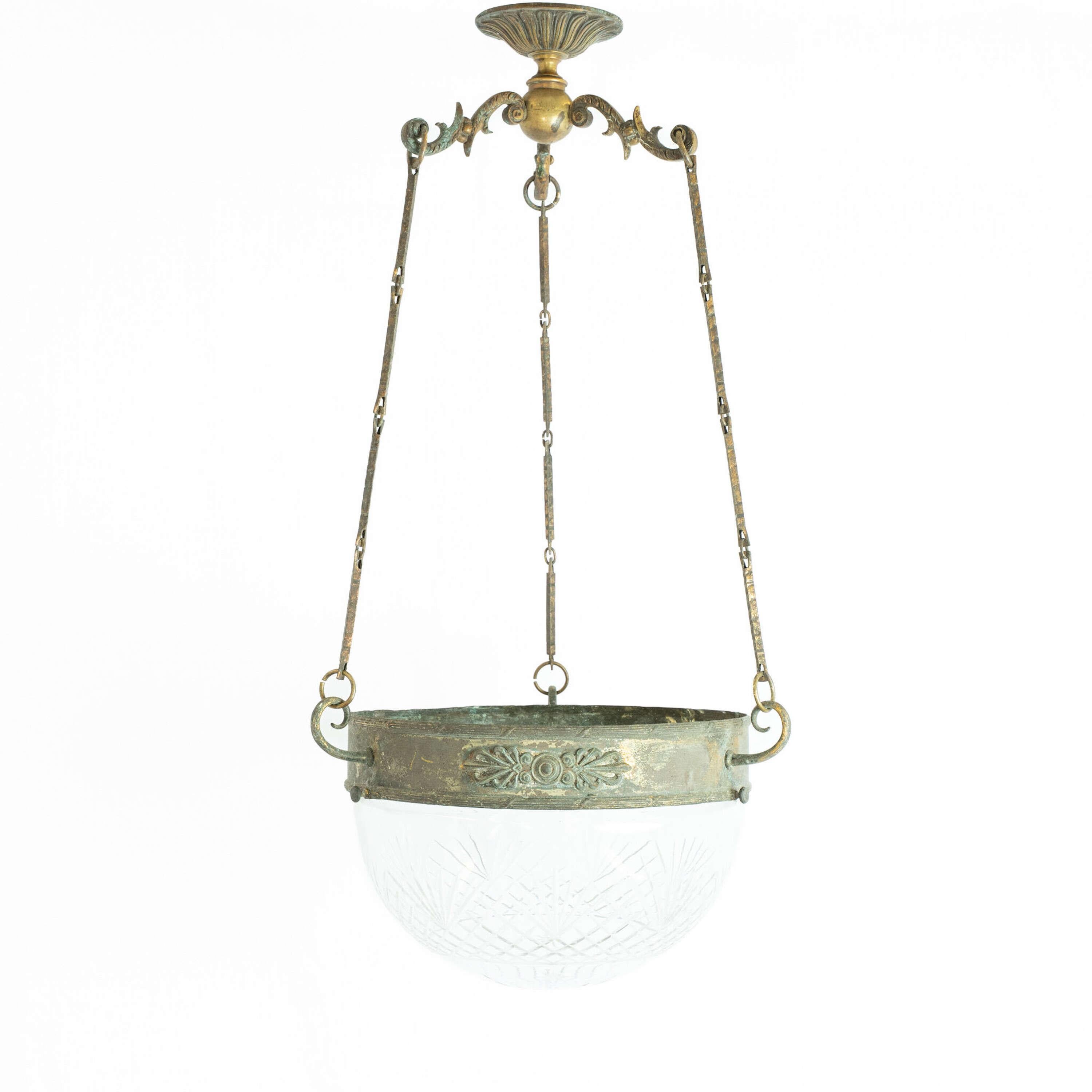 Un Plafonnier in vetro tagliato del XIX secolo.
Cerchio a bande di rame spesse, con motivo decorativo e ganci di sospensione a volute.
Catena di sospensione originale e rosone decorativo sul soffitto.
Altezza della ciotola - 21 cm
Diametro della