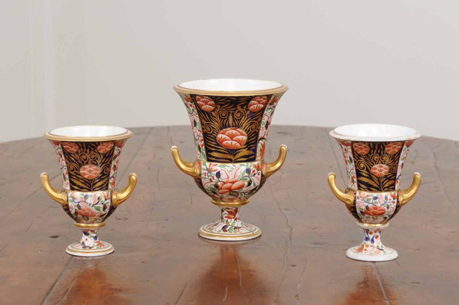 19th Century English Derby Garniture in Triple Pattern, ca. 1830 In Good Condition For Sale In Atlanta, GA