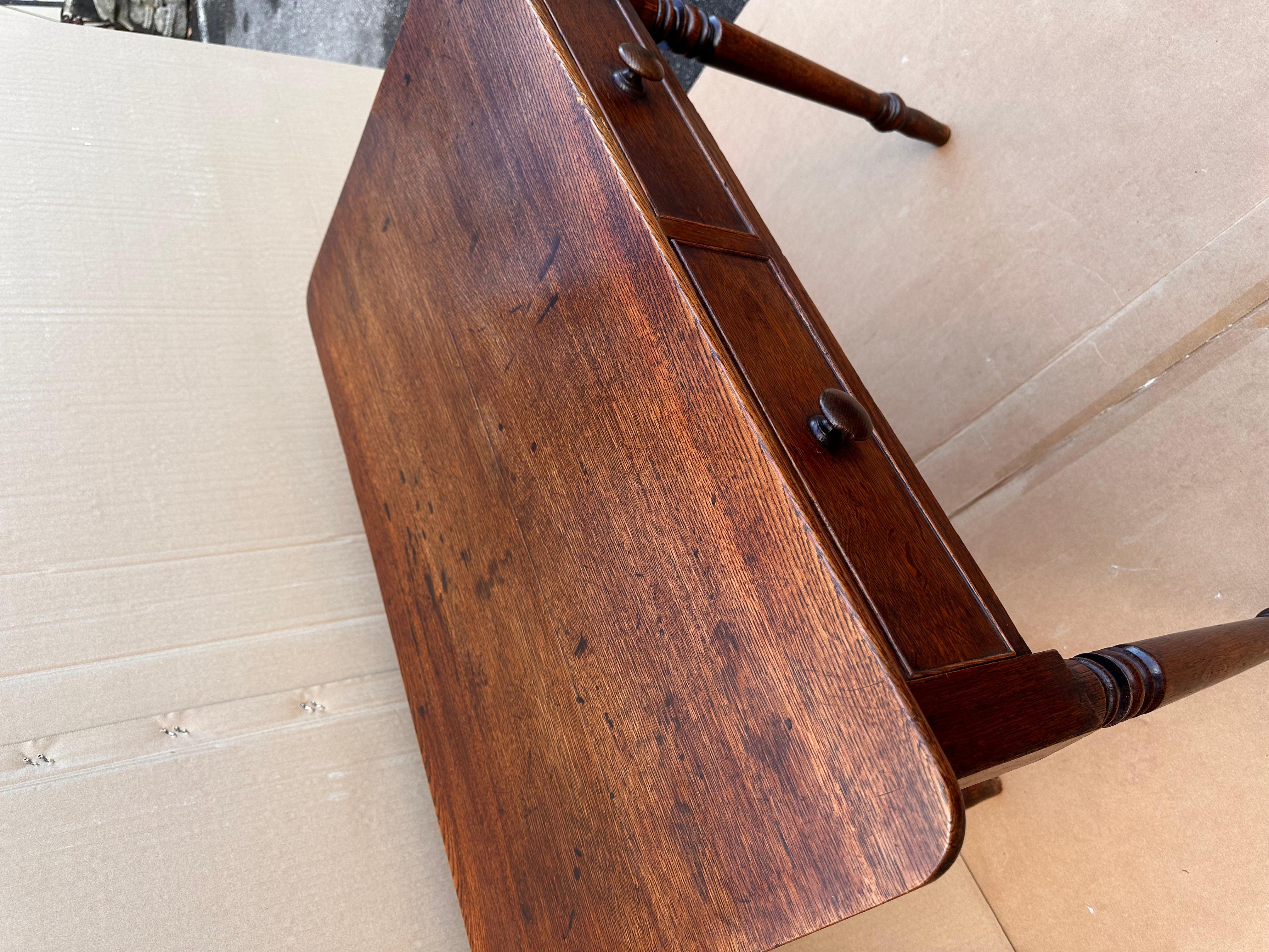 Il s'agit d'une magnifique petite table d'appoint anglaise ! La patine et l'éclat sont magnifiques et le bois est d'une teinte riche et foncée. Les pieds tournés ajoutent la touche d'embellissement parfaite. La taille et le style de cette pièce en