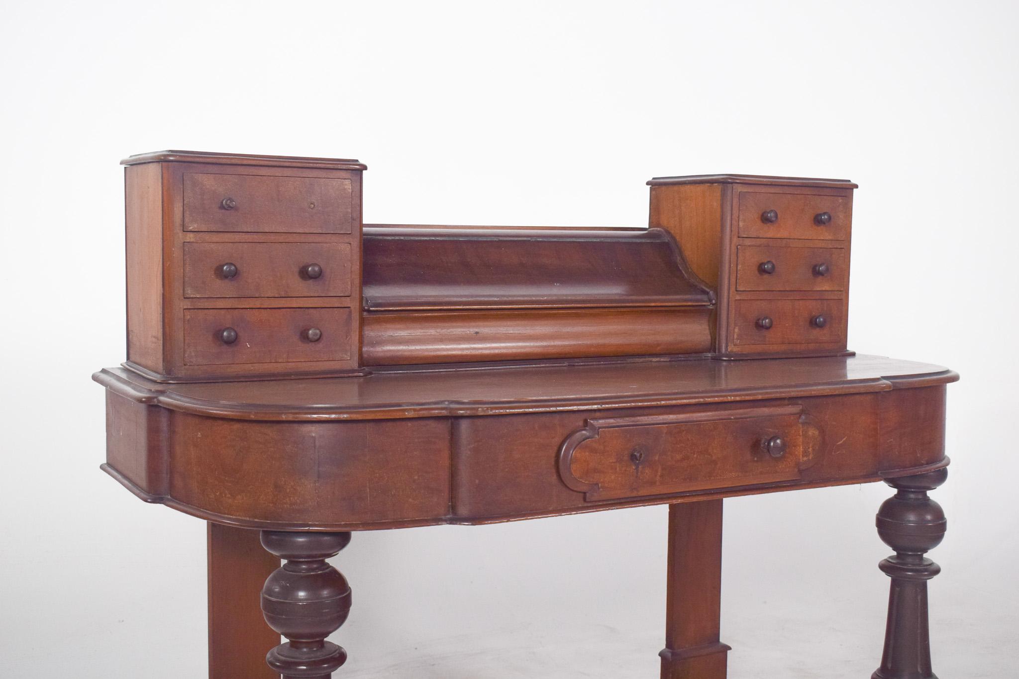 Legno Scrivania inglese del XIX secolo con piedi intagliati in vendita