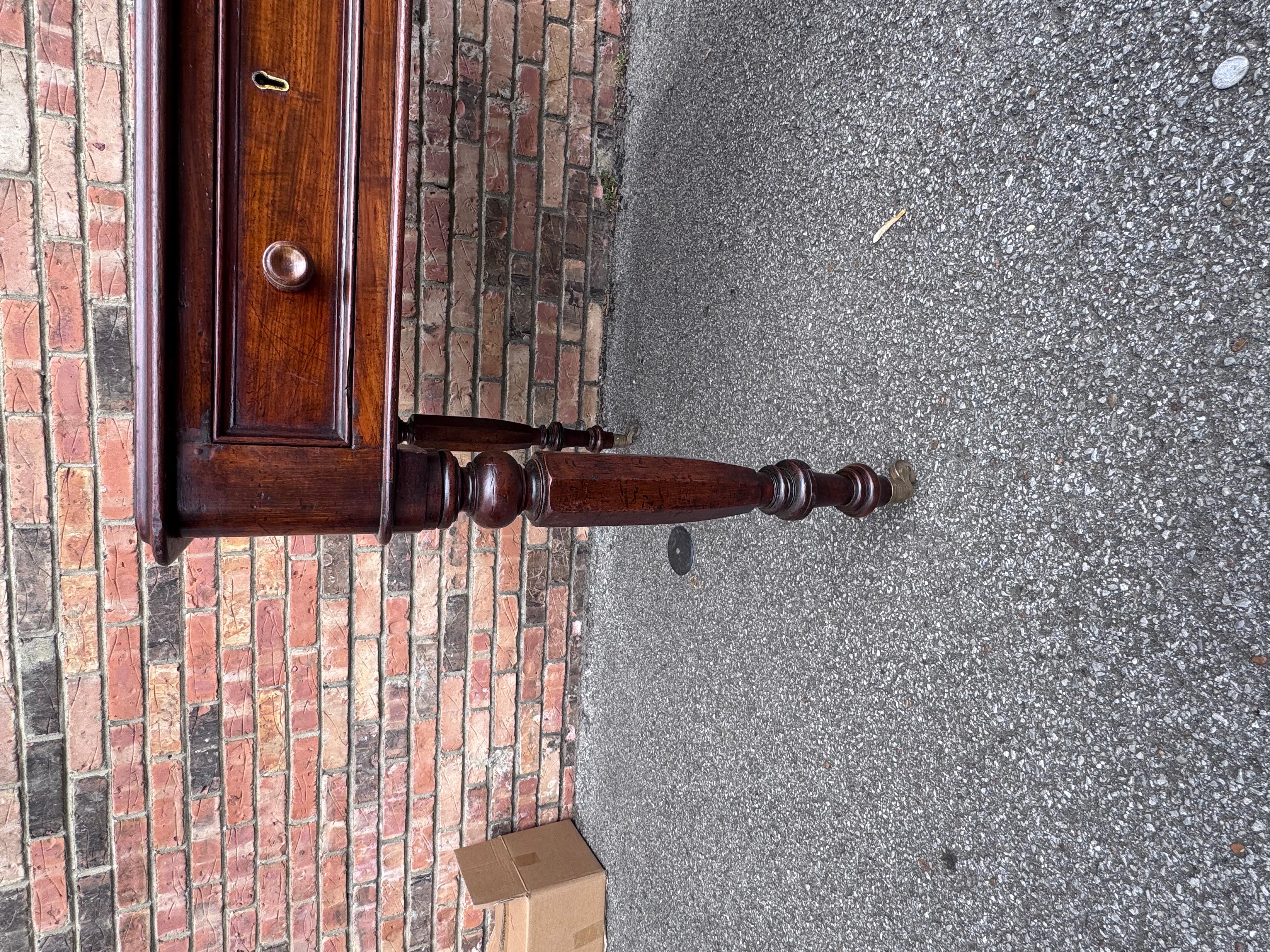 Scrivania inglese del XIX secolo con piano intarsiato in pelle In condizioni buone in vendita a Nashville, TN