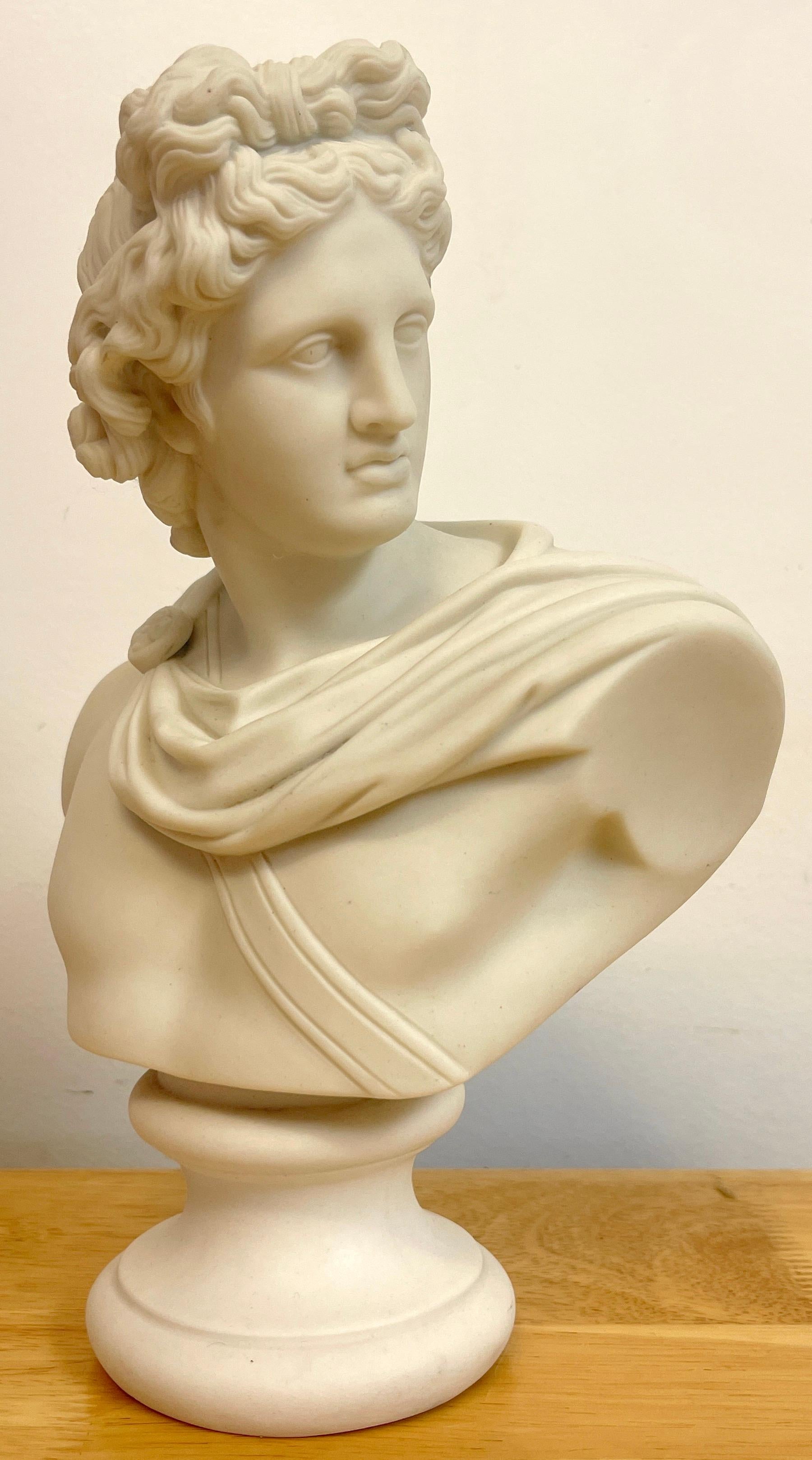 Diminutif buste d'Apollo Belvedere du 19e siècle, un exemple bien exécuté, monté sur une base de solace de 3 pouces de diamètre. Non marqué.